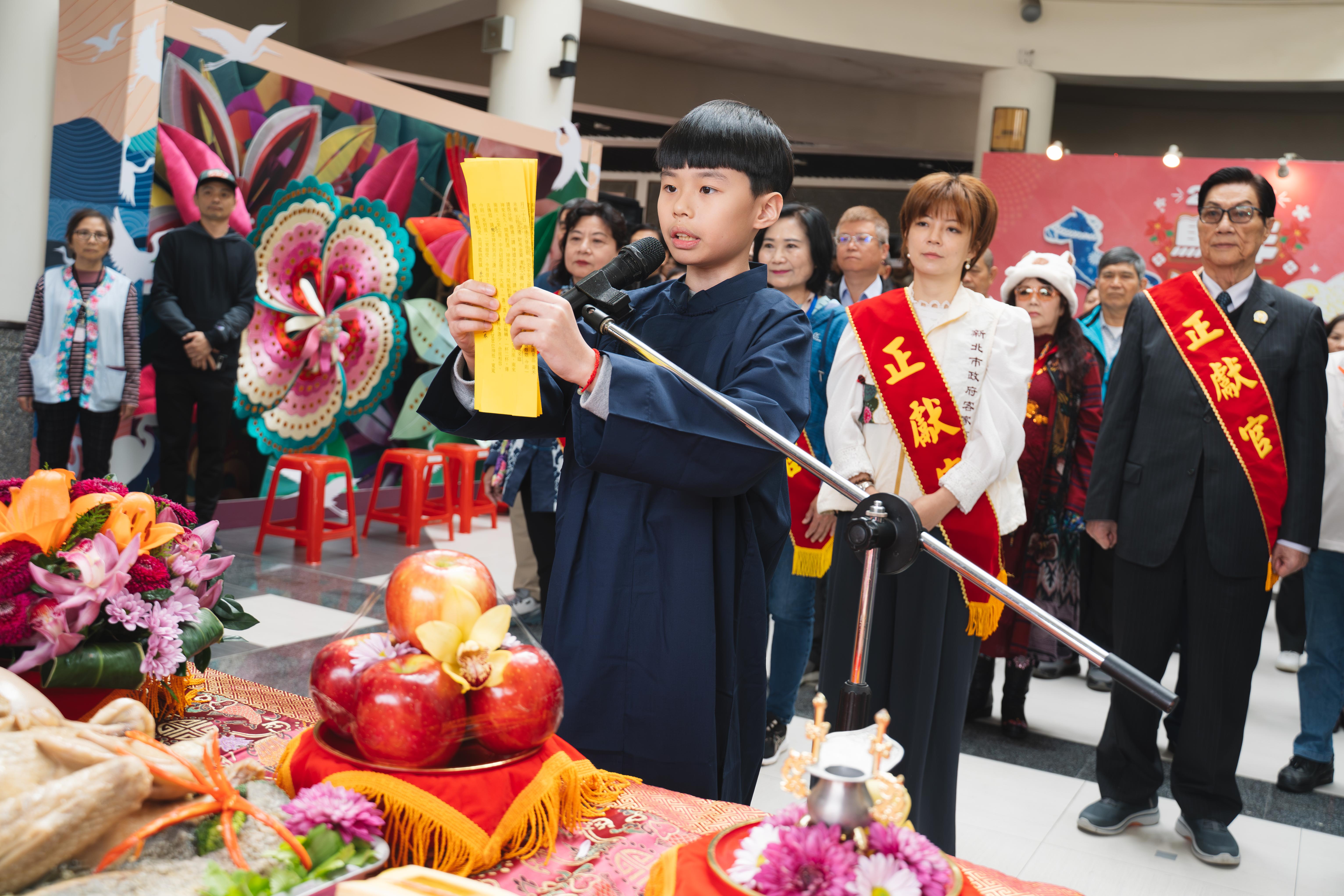 由青年執事主持，帶領客家鄉親祭天，輔導傳承傳統祭儀