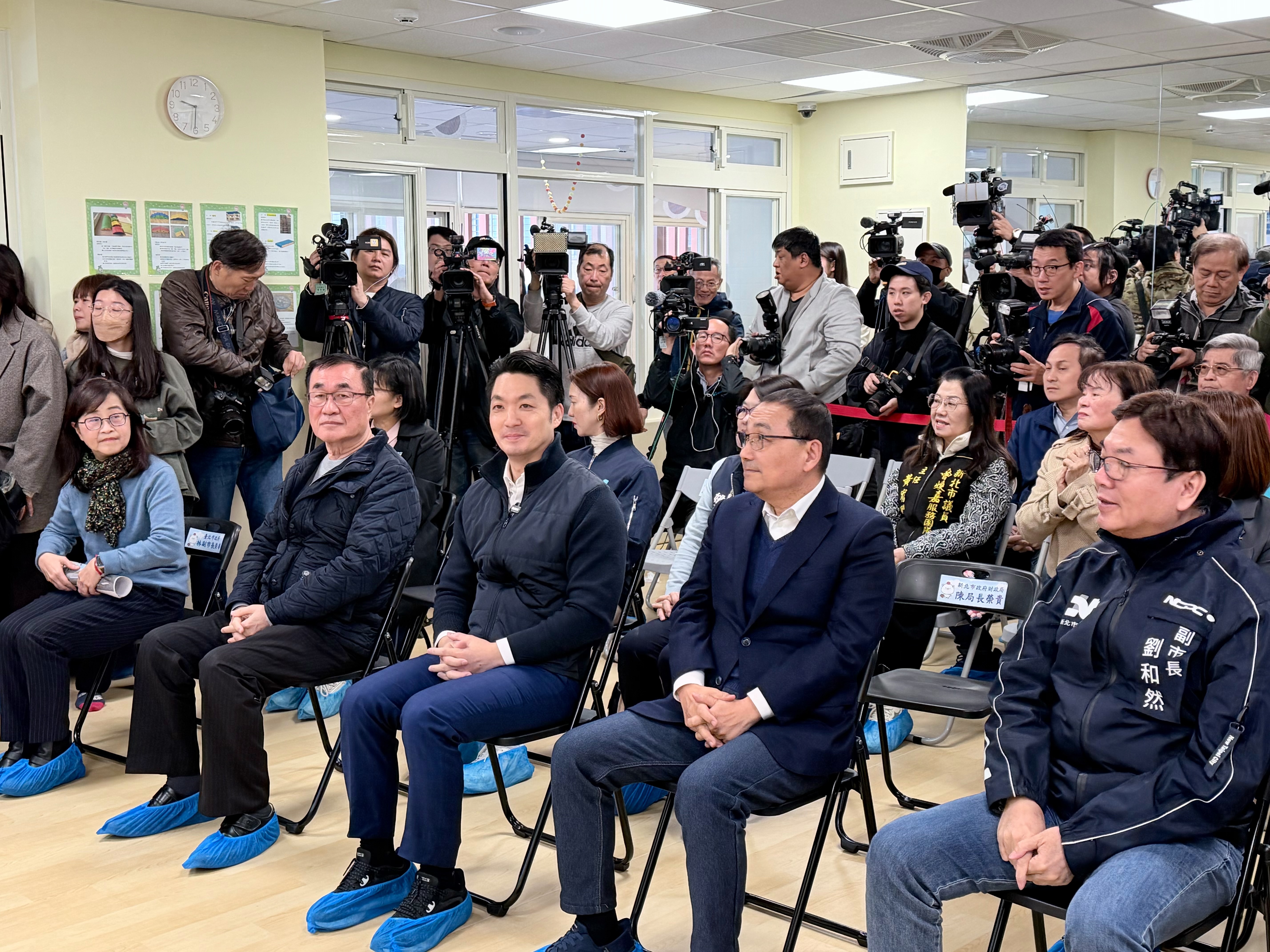 雙北市府交流公共托育政策，新北市長侯友宜與臺北市長蔣萬安9日偕同新北市副市長劉和然、臺北市副市長李四川、林奕華等人，前往新北市公共托育中心參訪交流