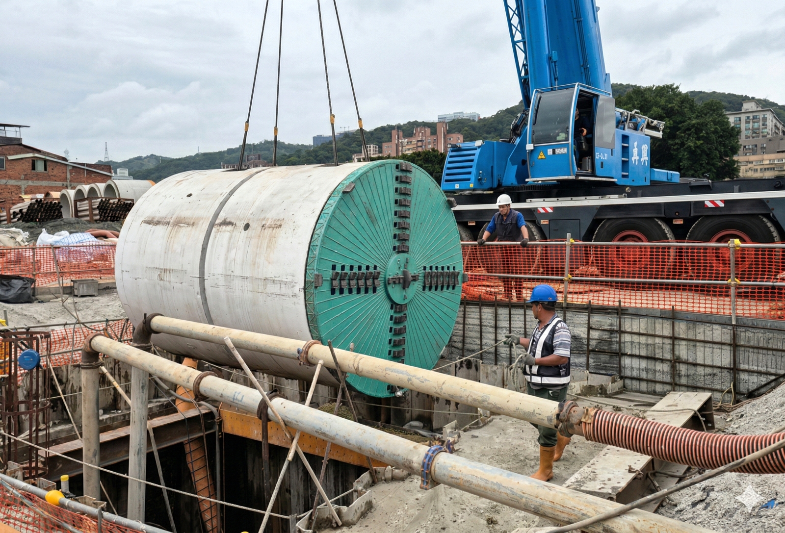 潛盾機吊掛下坑，準備進行161KV洞道挖掘工程