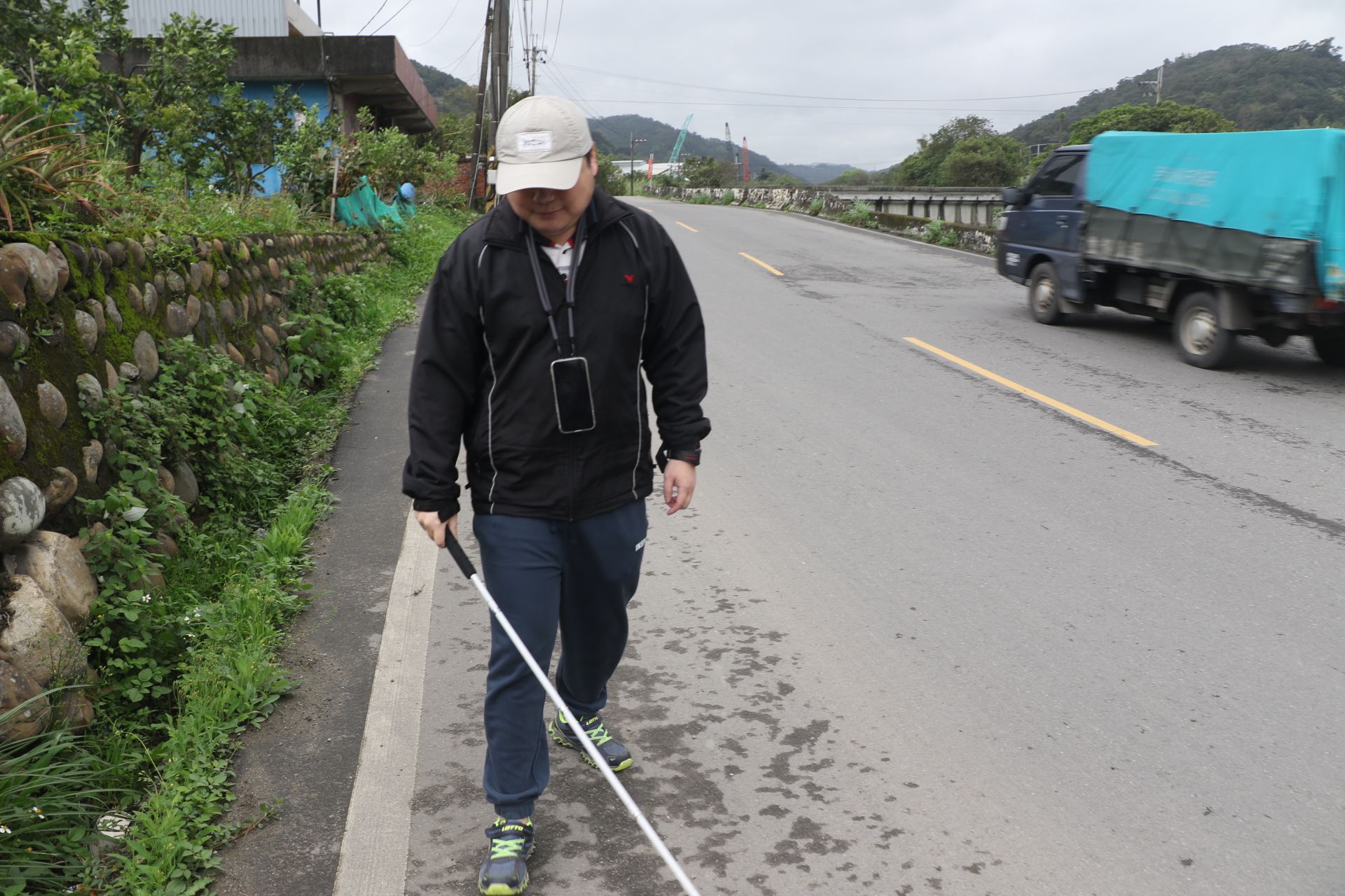 呂坤諭住家前即為台51鄉道，平時車輛頻繁，在樂明中心生活自理老師訓練下，他持白手杖到1公里外的福久宮幫人按摩、唱唱卡拉OK