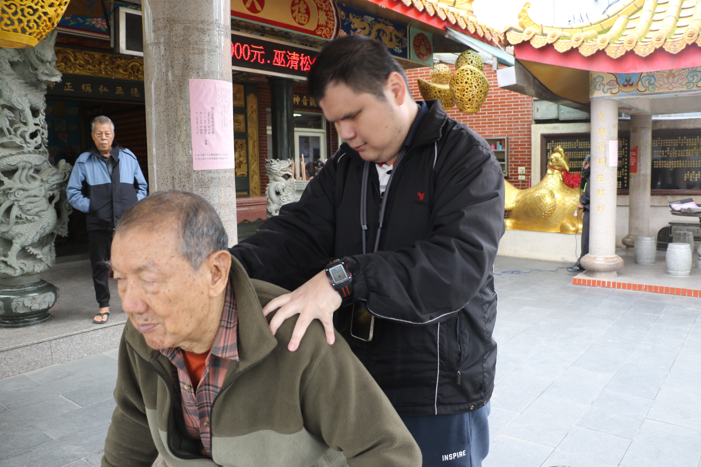  先天視障者呂坤諭幫福久宮的董事長李次雄按摩 力道拿捏令人滿意