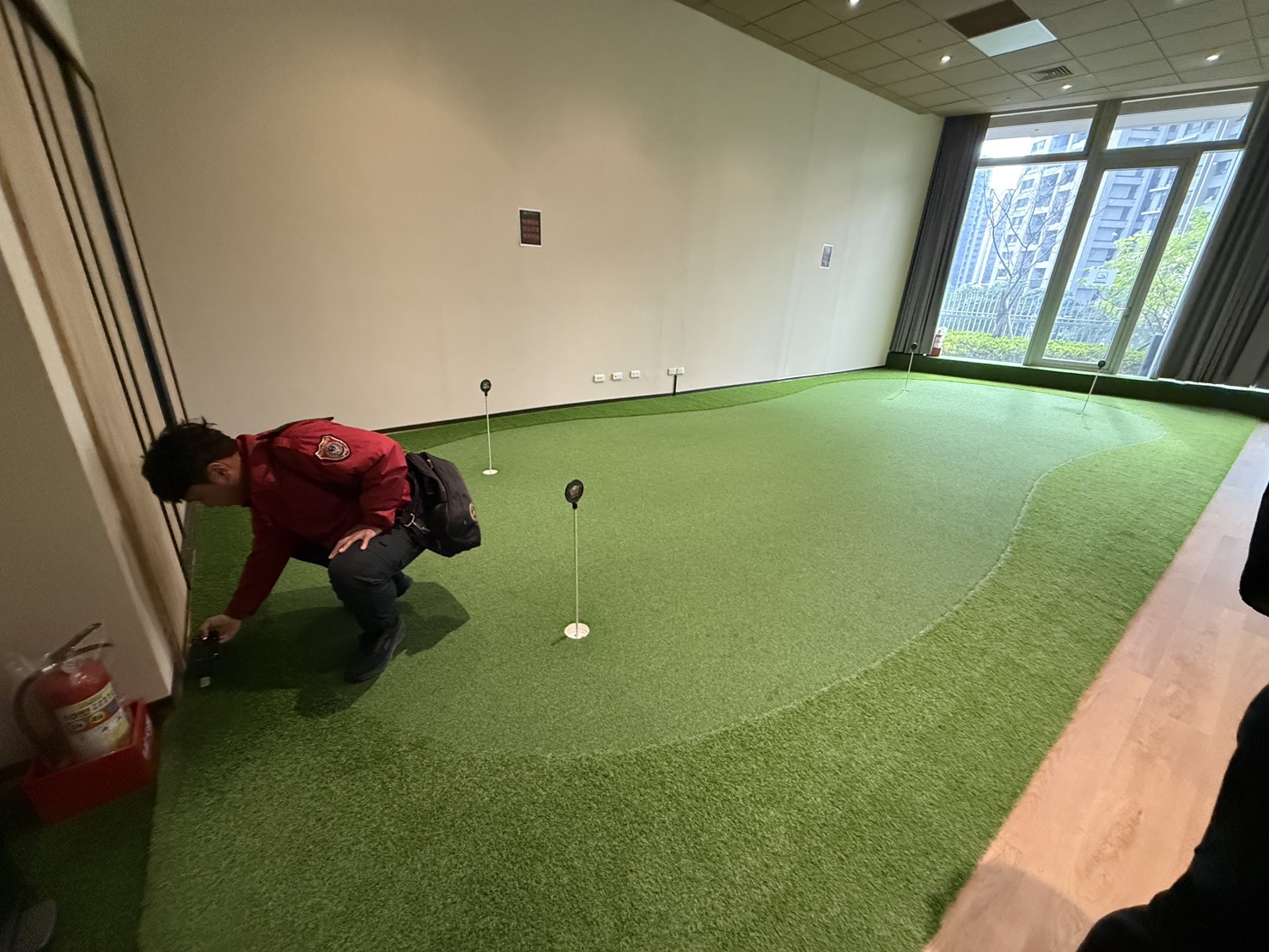 消保官會同消防局查核室內高爾夫球模擬器練習場草皮防焰標示情形