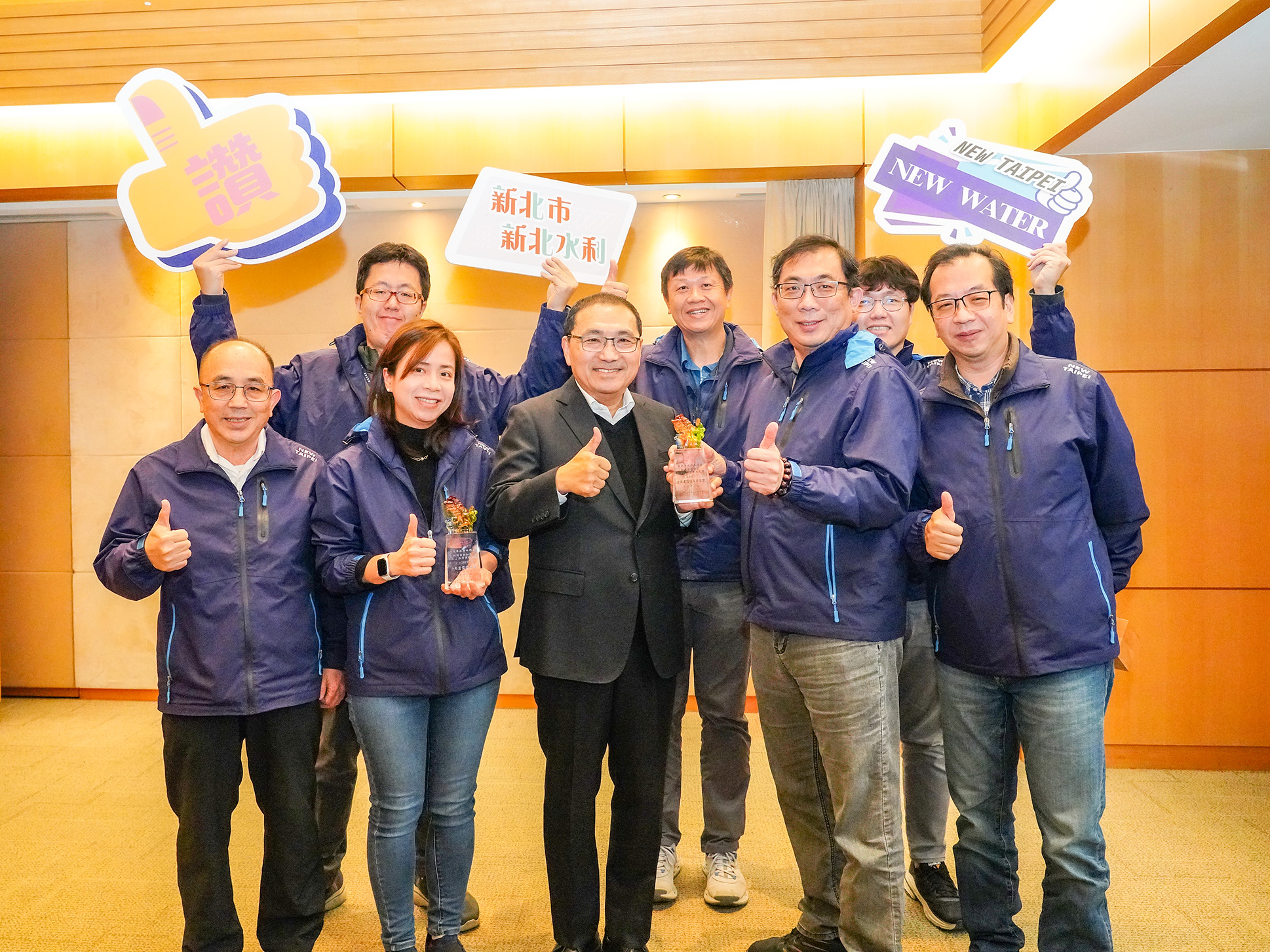 「新北市中和區壽德公園滯洪池工程」榮獲第26屆國家建築金獎公共建設優質獎首獎，今(11)日於市政會議中，水利局長宋德仁率隊，將這份榮耀成績獻給侯友宜市長