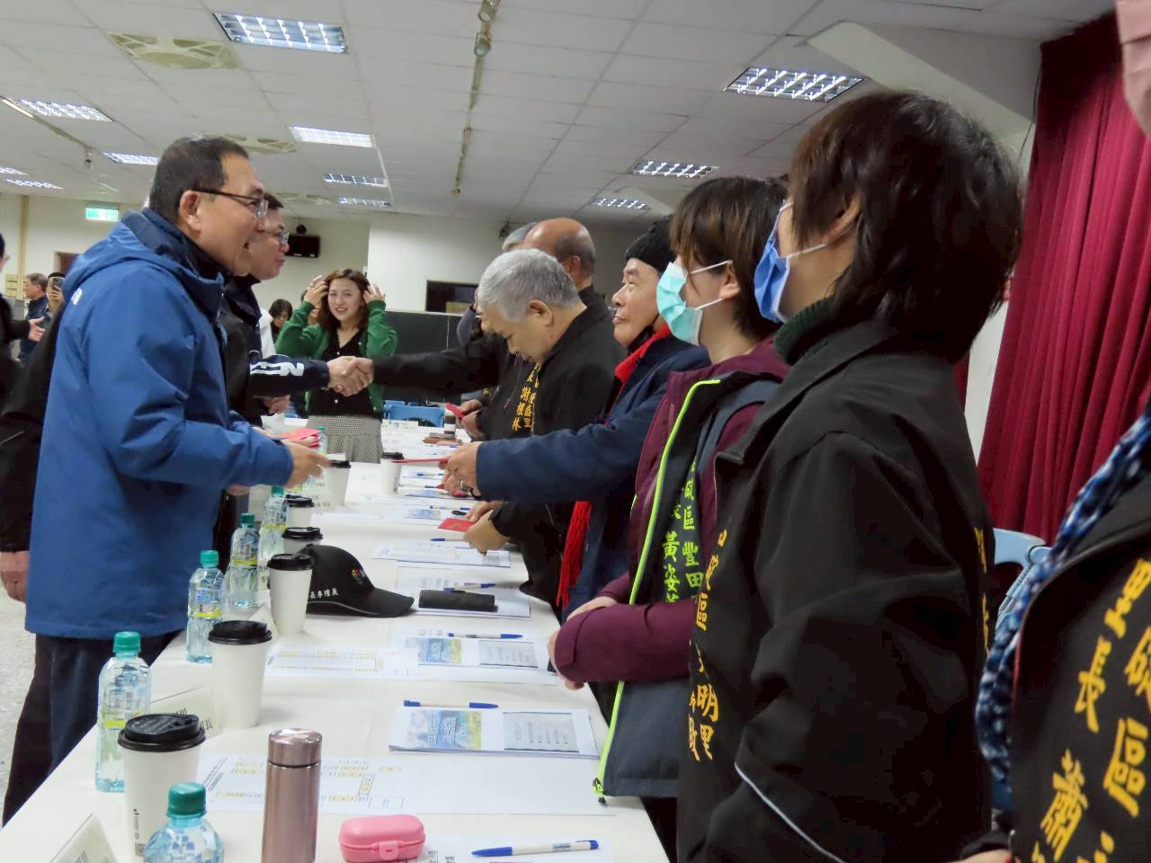 侯友宜市長逐一與里長握手寒暄，現場互動熱烈，展現市府與基層緊密的情感。