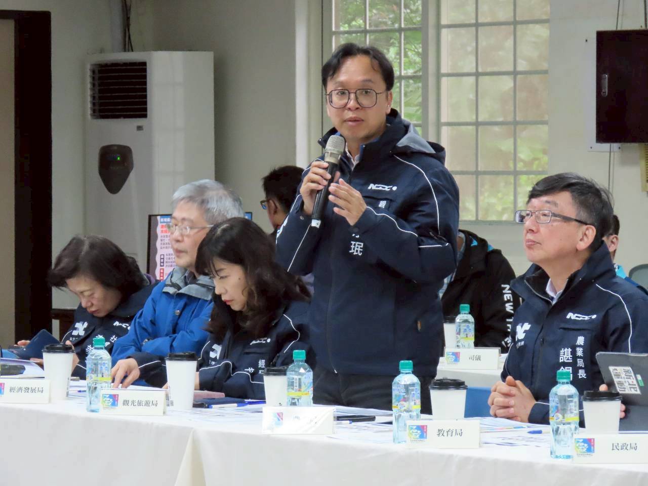 由各局處首長當面回應，向里長說明地方提案的最新執行進度與具體規畫。