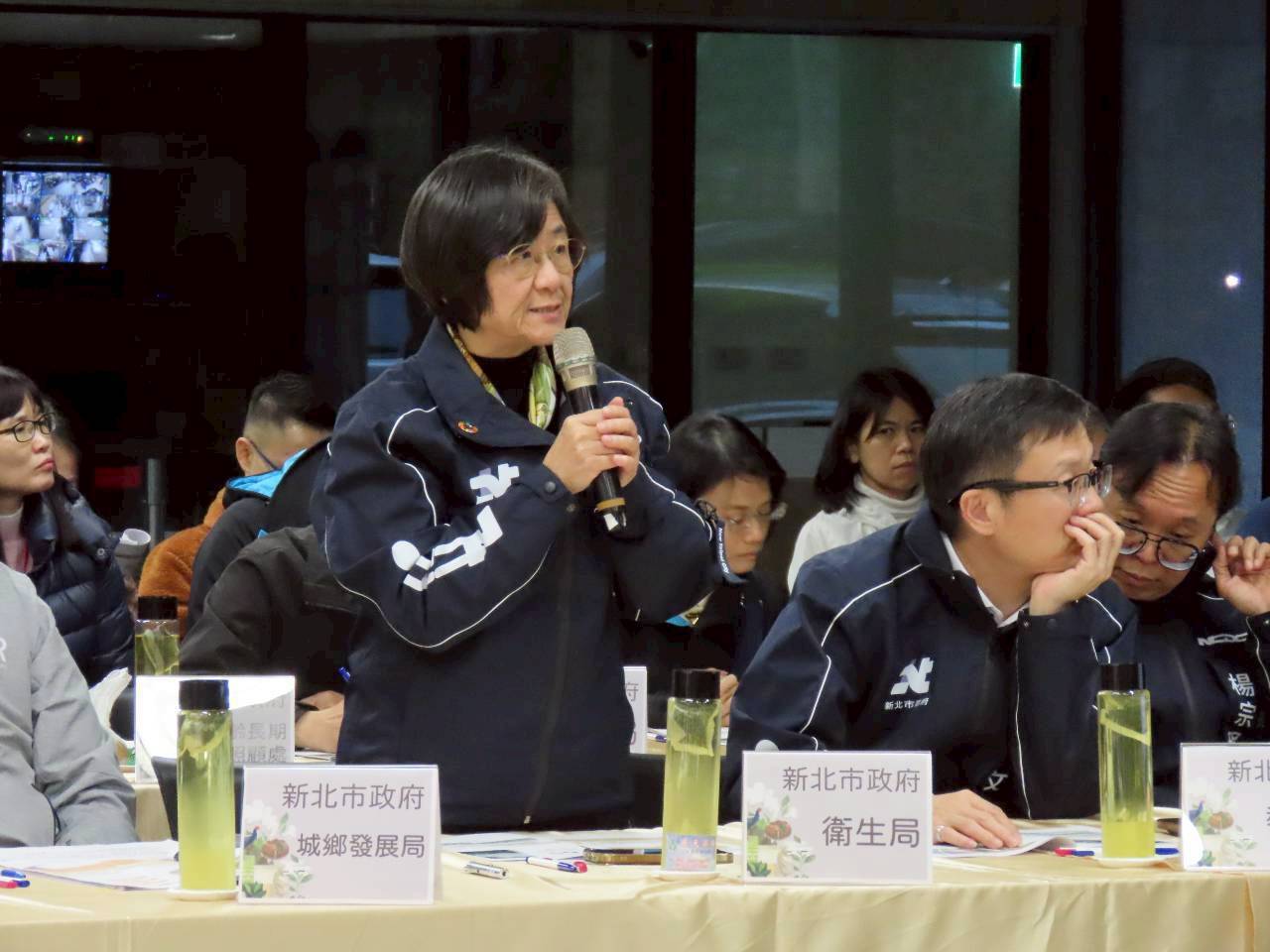 由各局處首長回應，向里長說明地方提案的最新執行進度與具體規畫。