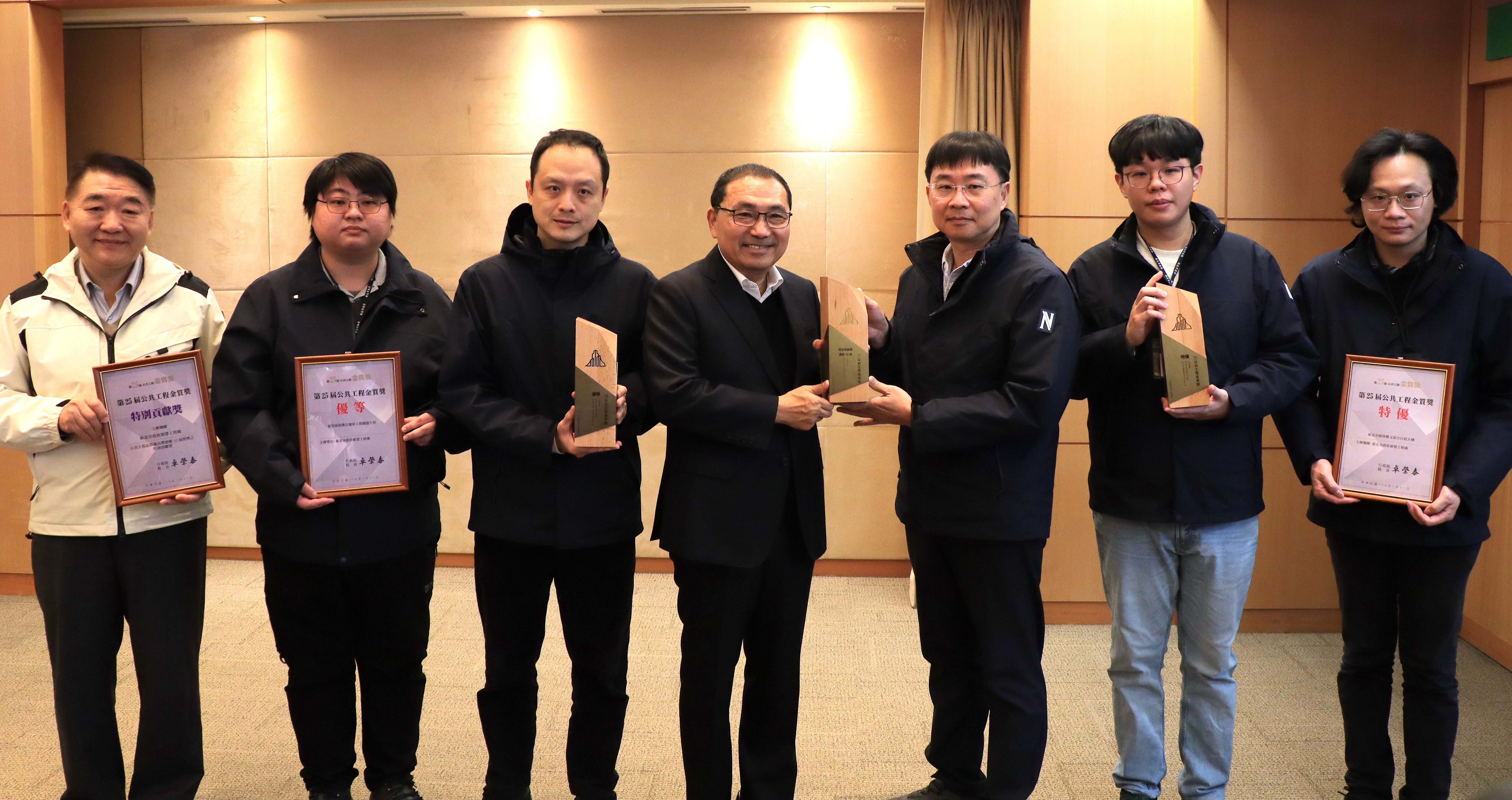 新北市政府工務局一舉拿下6座公共工程金質獎，工務局長馮兆麟(左1)率領新工處副處長黃子毓(左5)，於今日市政會議中獻獎予侯友宜市長(左4)，共享榮耀。
