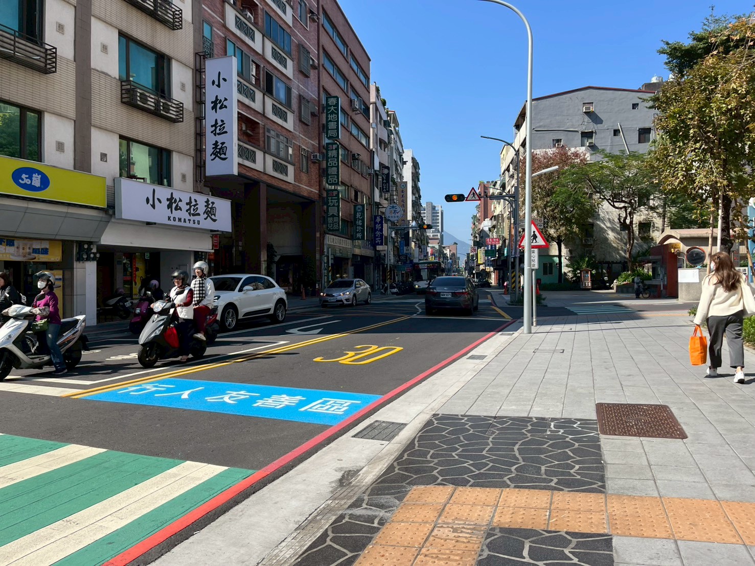 蘆洲區中正路行人友善區意象彩鋪