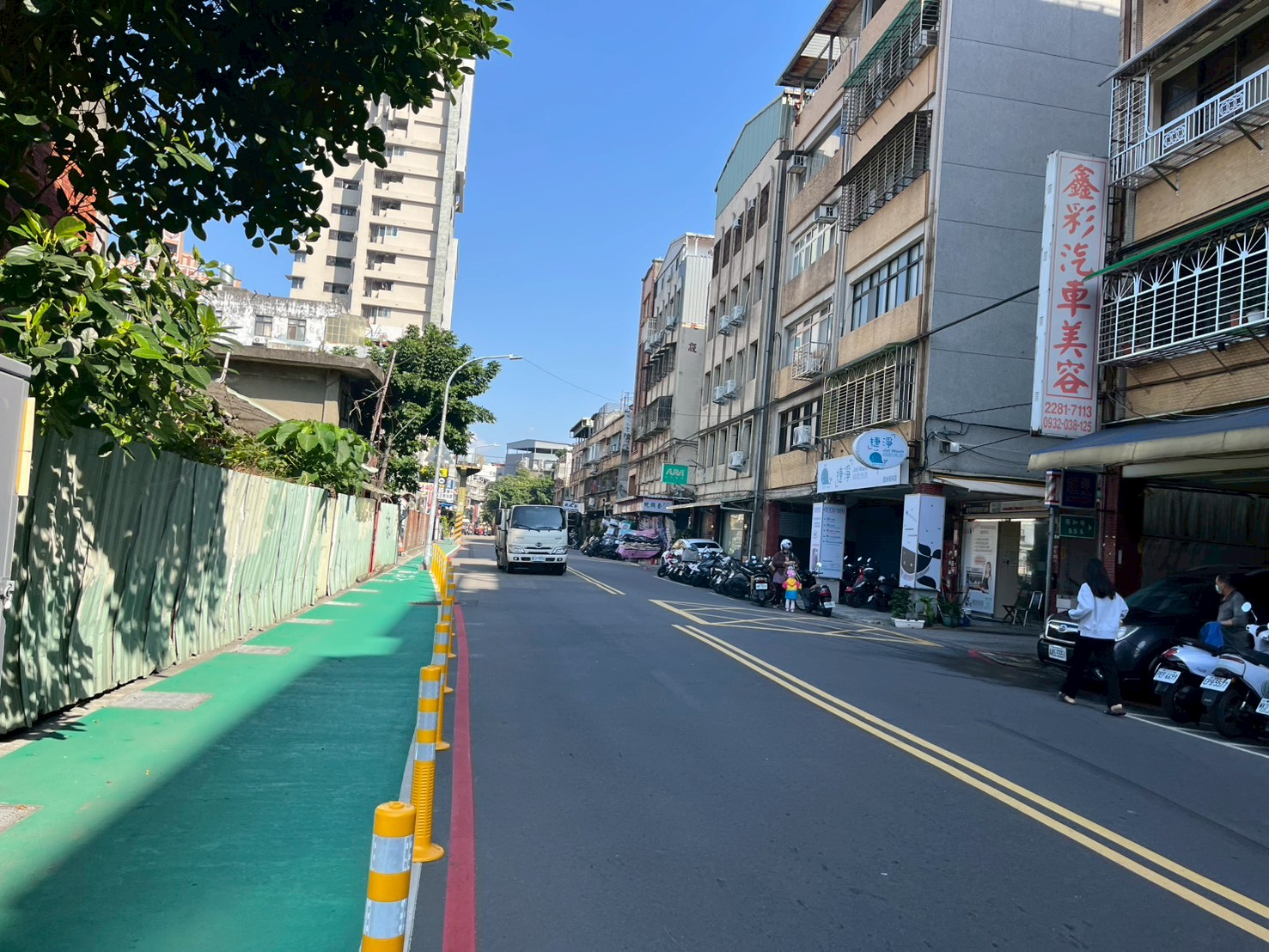 保和街標線型人行道增設交通桿阻隔