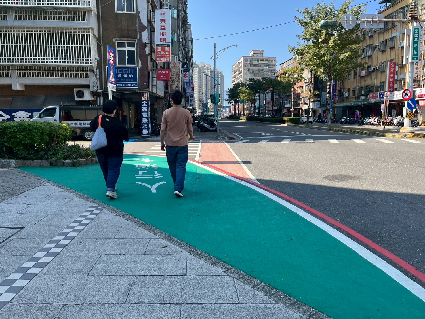 蘆洲區中正路174巷口優化轉角行人停等空間