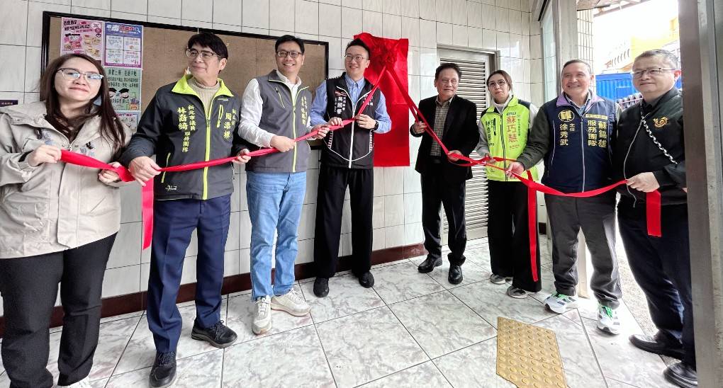 ▲揭牌儀式，照片左三為瑞芳區長楊勝閔，左四為新北市原民局主任秘書吳國譽，右四為原民會主任委員曾智勇 Ljaucu‧Zingrur。(圖/新北市政府原民局提供)