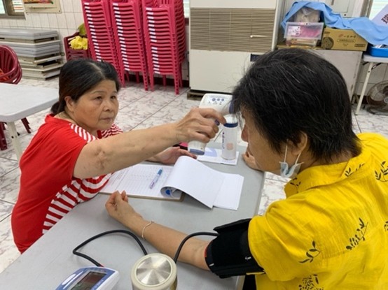 ▲非原民長者Hana平時為瑞芳區文健站志工，協助長者每次到站測量血壓。(圖/新北市政府原民局提供)
