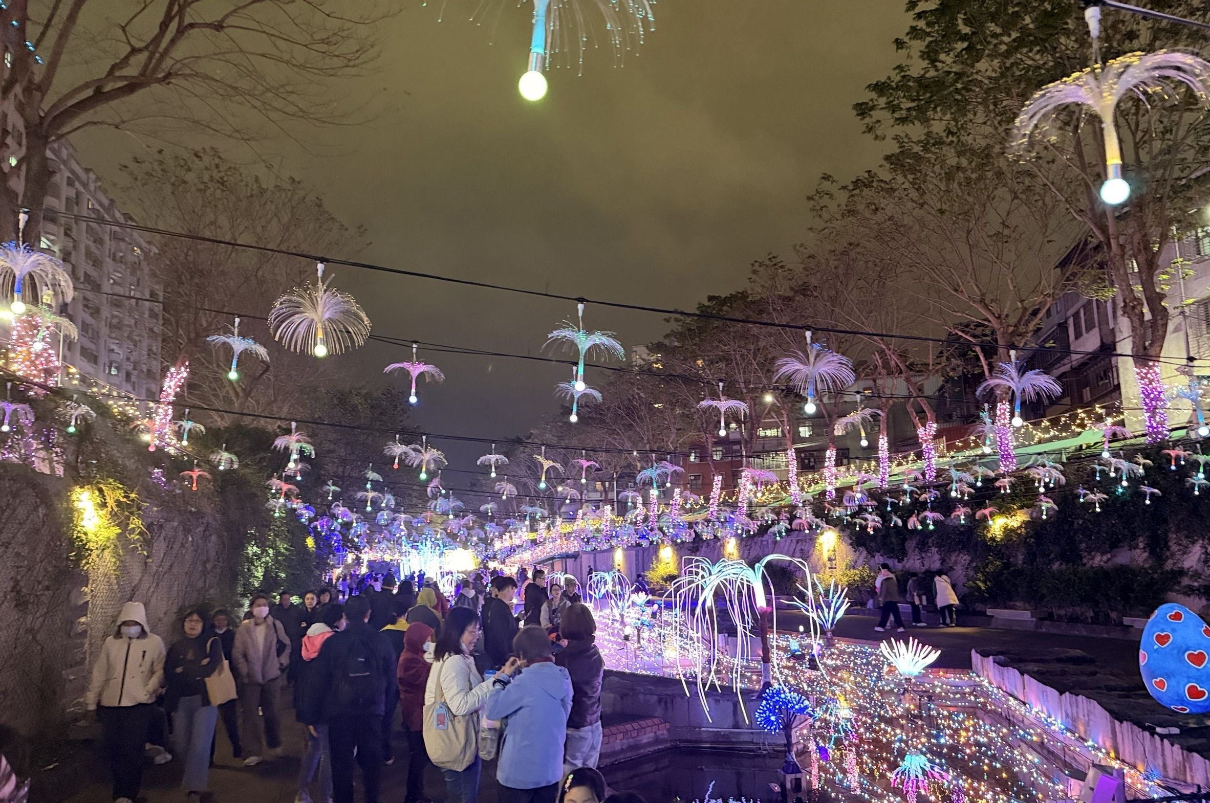 中港大排光雕展一年比一年炫麗，遊客們沉浸在神秘夢幻的秘境裡