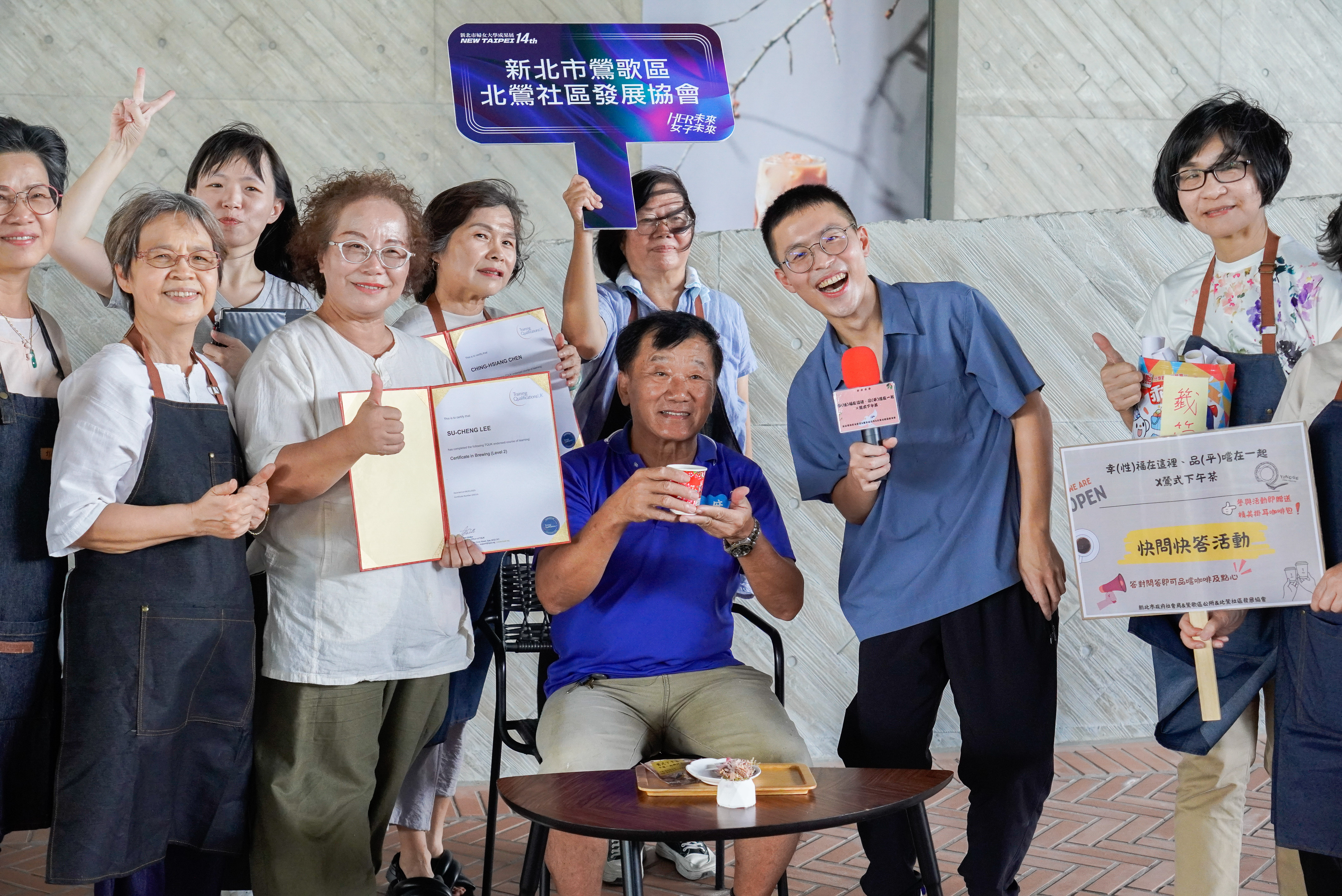  鶯歌區公所課長楊祚榮（右2）與協會等基層打成一片 榮獲績優社政人員.