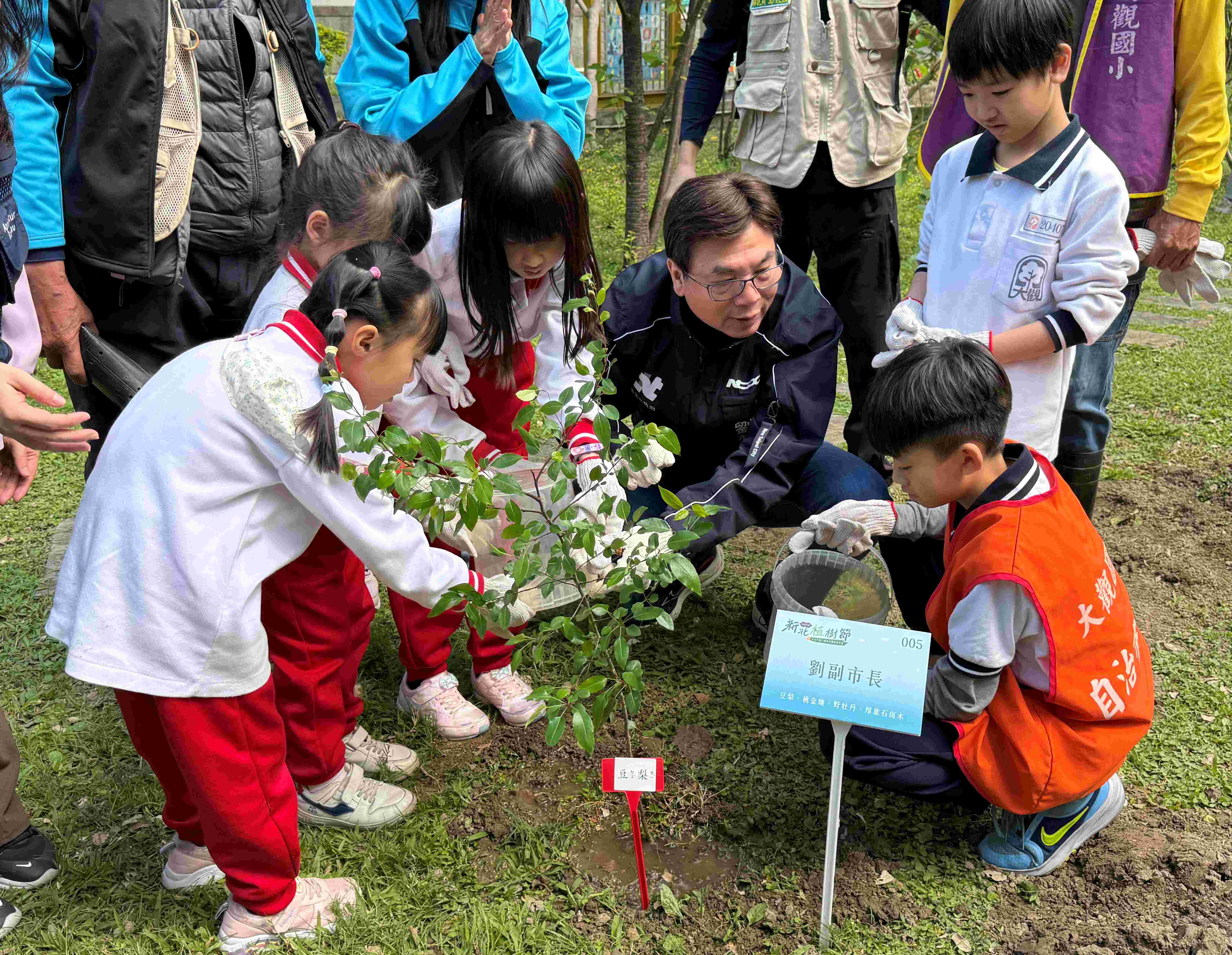今(115)年度植樹活動以「多元種植 城市永續森生不息」為核心，邀請大觀國小學童親手種下樹苗，讓校園成為更具生態教育意義的場所