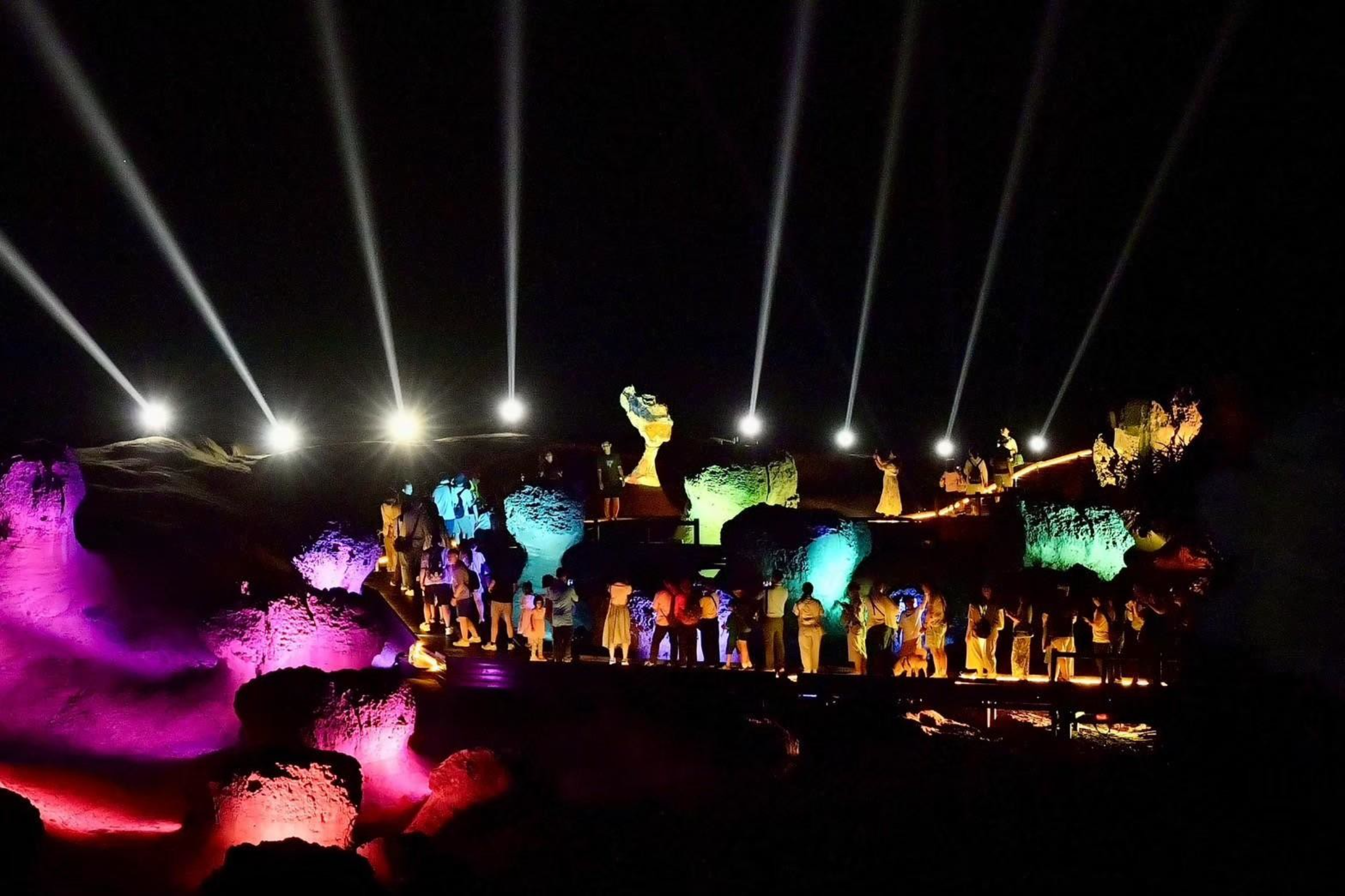 新北市春季夜間藝術與光影活動同樣亮點十足，民眾可前往野柳夜訪女王頭，欣賞光影藝術與自然地景交織的夜間景觀。