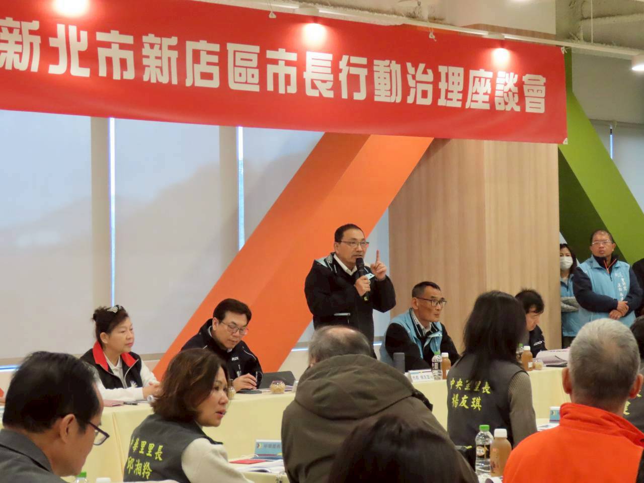 新北市長侯友宜今日（12）日率市府團隊赴新店區召開行動治理座談會，與基層里長面對面溝通地方需求。