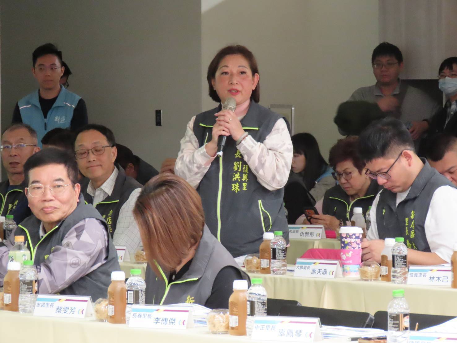 市府團隊與各里長針對地方提案進行實質交流與討論，逐一回應基層關切事項。