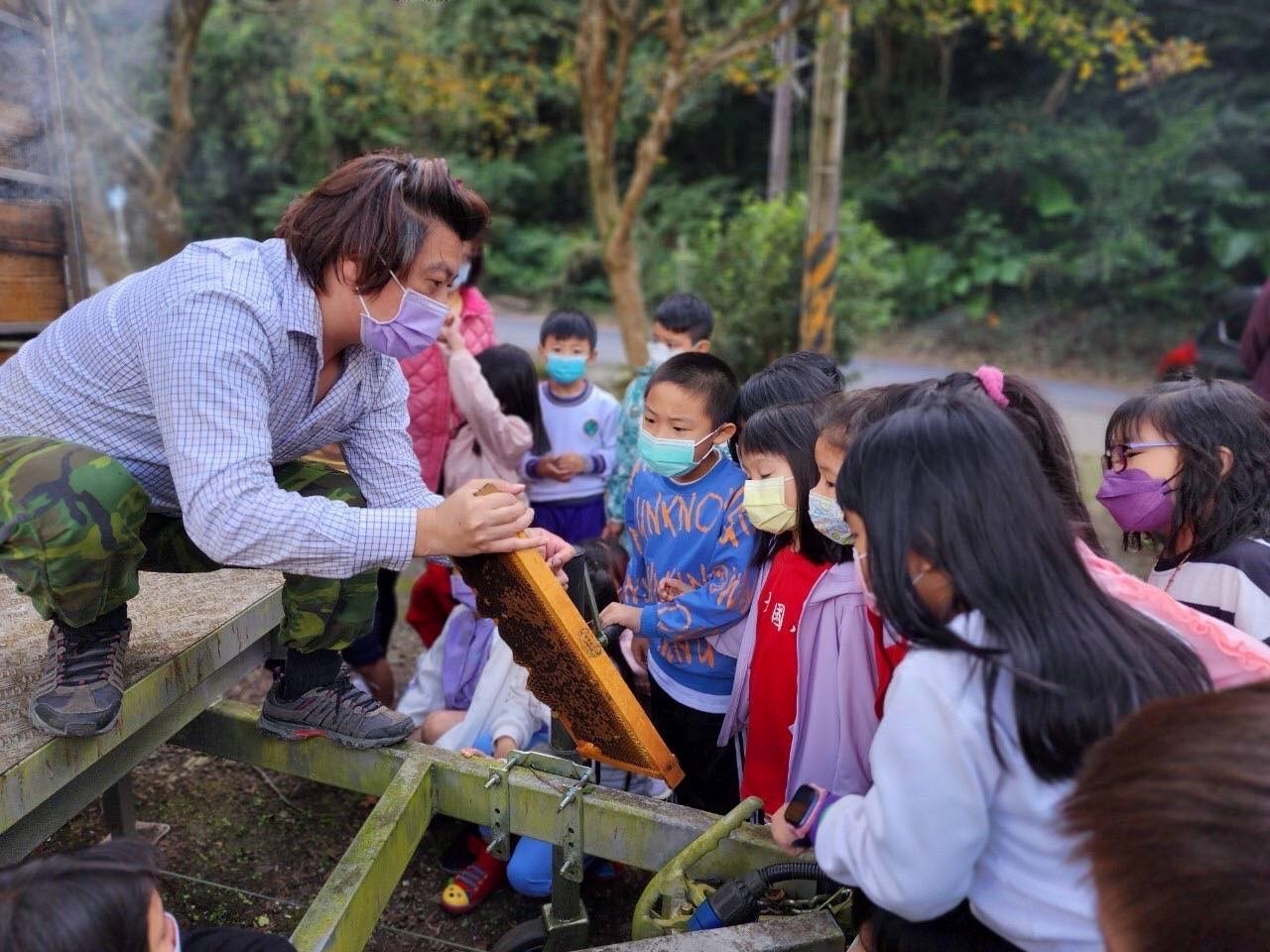 青農陳冠樺以蜂箱講解蜜蜂生長過程，讓民眾瞭解蜂蜜的來源