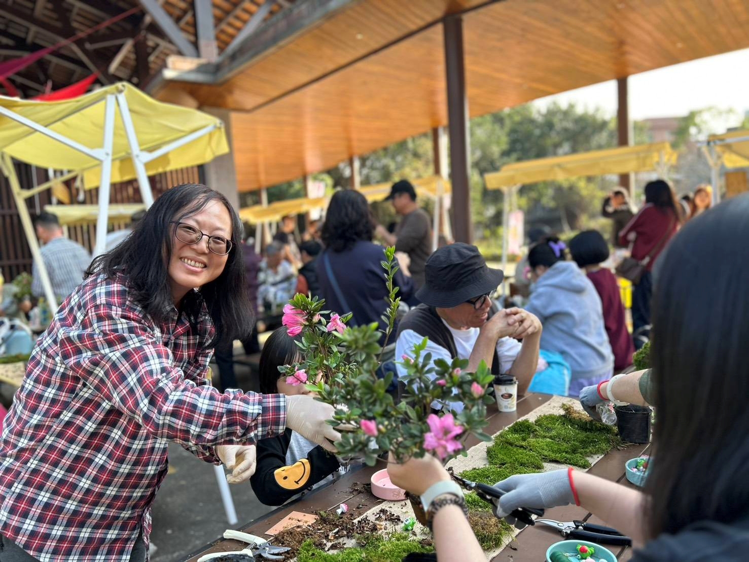 青農黃美娟的手作杜鵑苔球課程吸引許多民眾參與