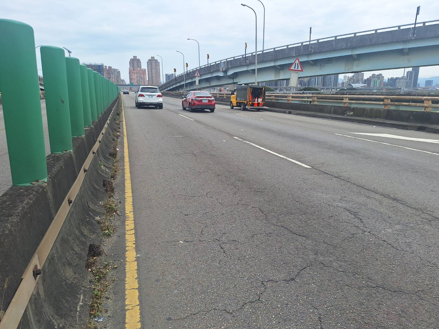 養工處將於3月15日至4月10日夜間辦理三重區台1線高架橋(重陽路至化成路雙向)道路銑鋪工程，籲請用路人配合改道行駛。