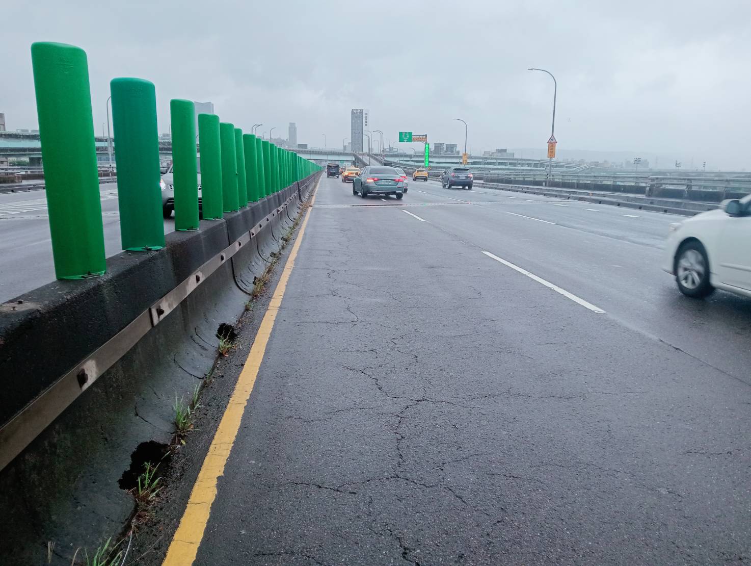 三重區台1線高架橋(重陽路至化成路雙向)將於3月15日至4月10日夜間進行道路銑鋪，提供更安全舒適的行車環境。