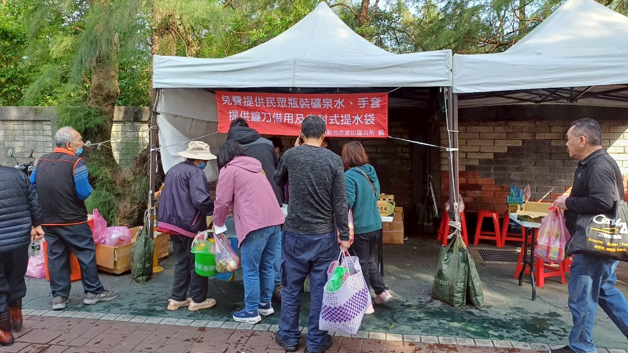 4.歷年清明服務站民眾借用鐮刀等掃墓工具