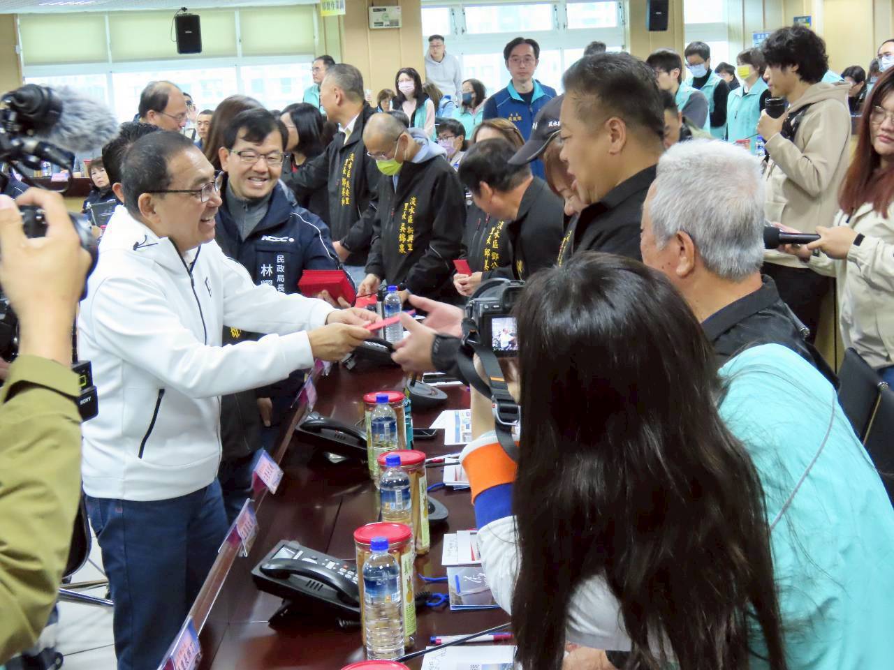 侯友宜市長向淡水里長致意並發送福袋，感謝基層里長長期對地方事務的付出與辛勞。