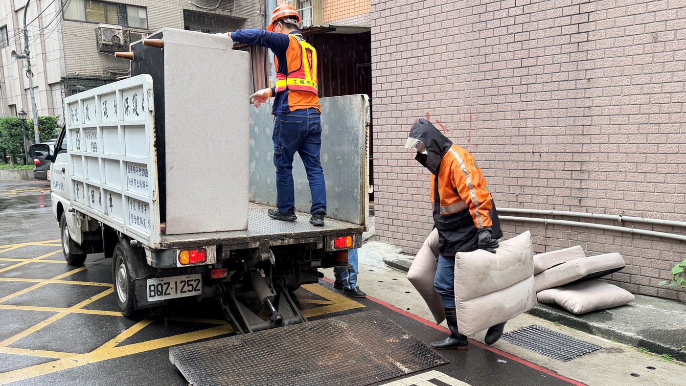 國際獅子會300B 2區新北市城美獅子會捐贈清潔車輛，協助提升基層清潔作業效能與資源回收量能