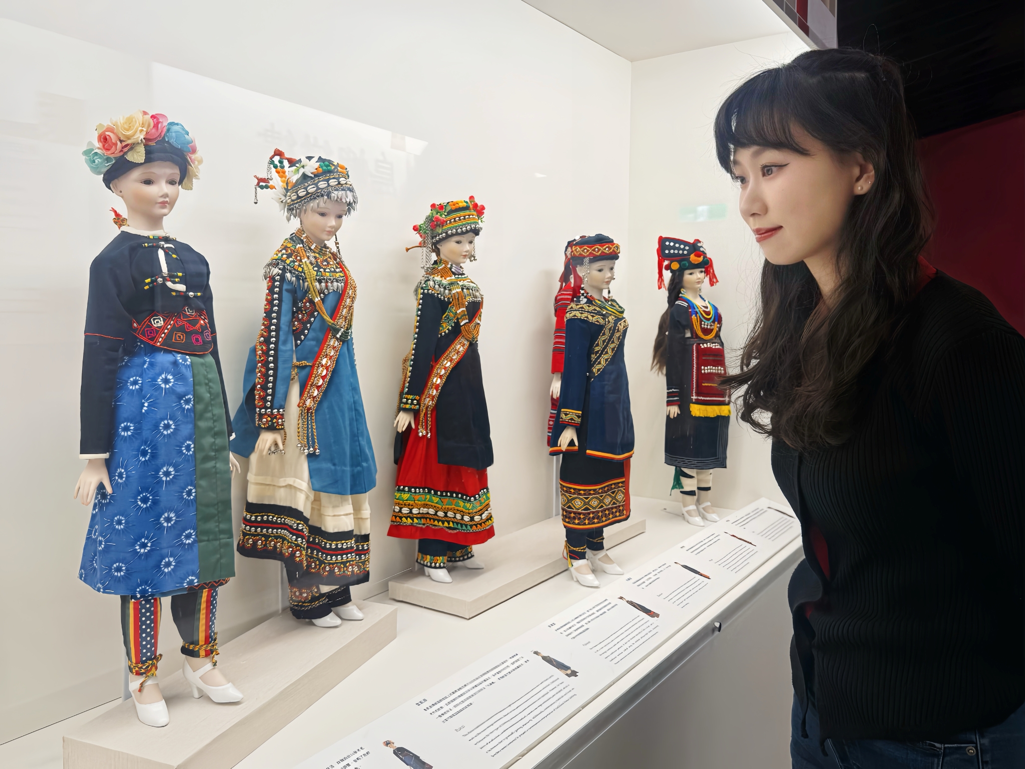 「島嶼織縷」特展展出臺灣原住民族16族傳統服飾娃娃。