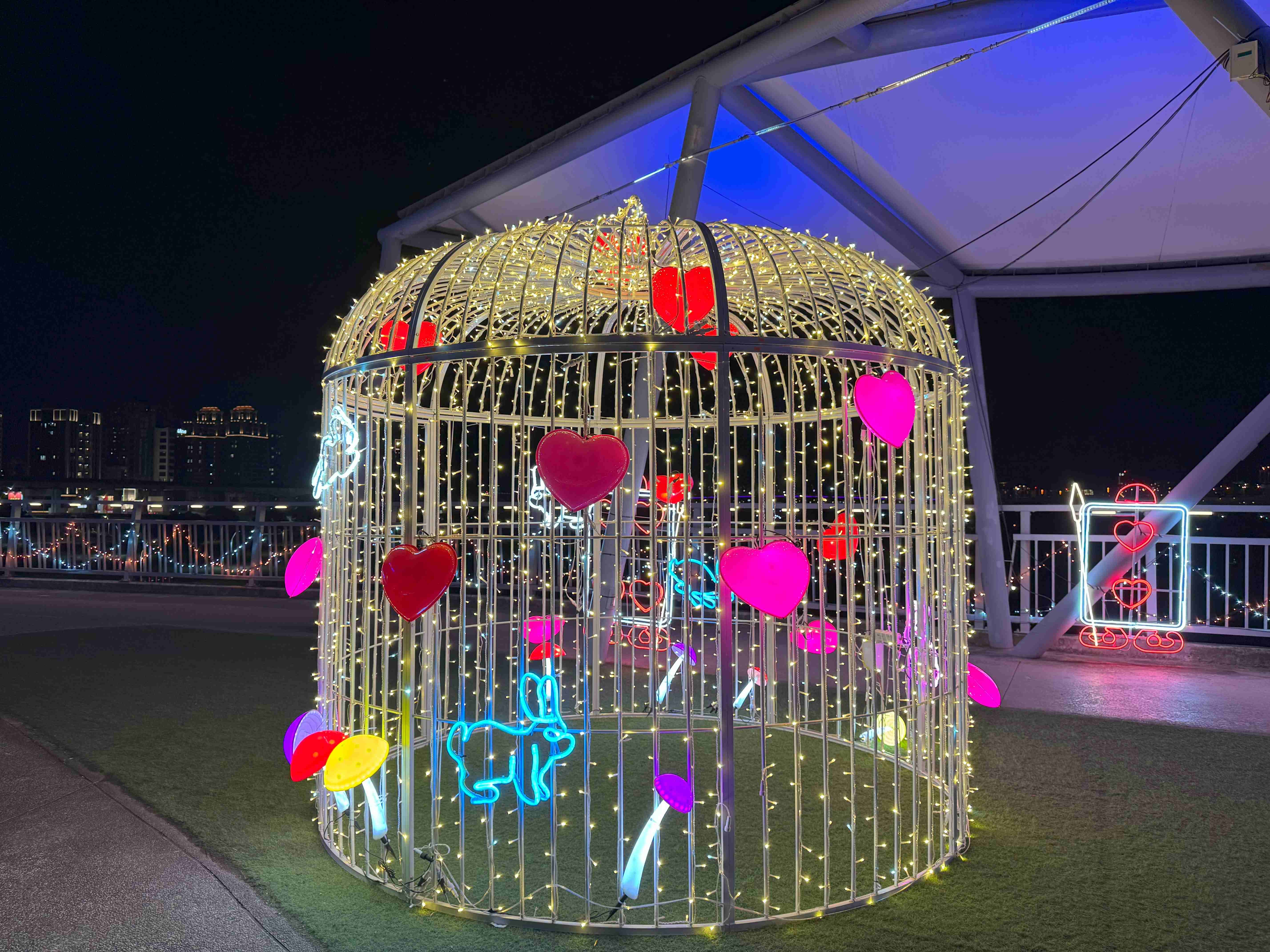  圖15戀光裝置－心動光籠-透過互動式光雕裝置，體驗情人節專屬的浪漫氛圍