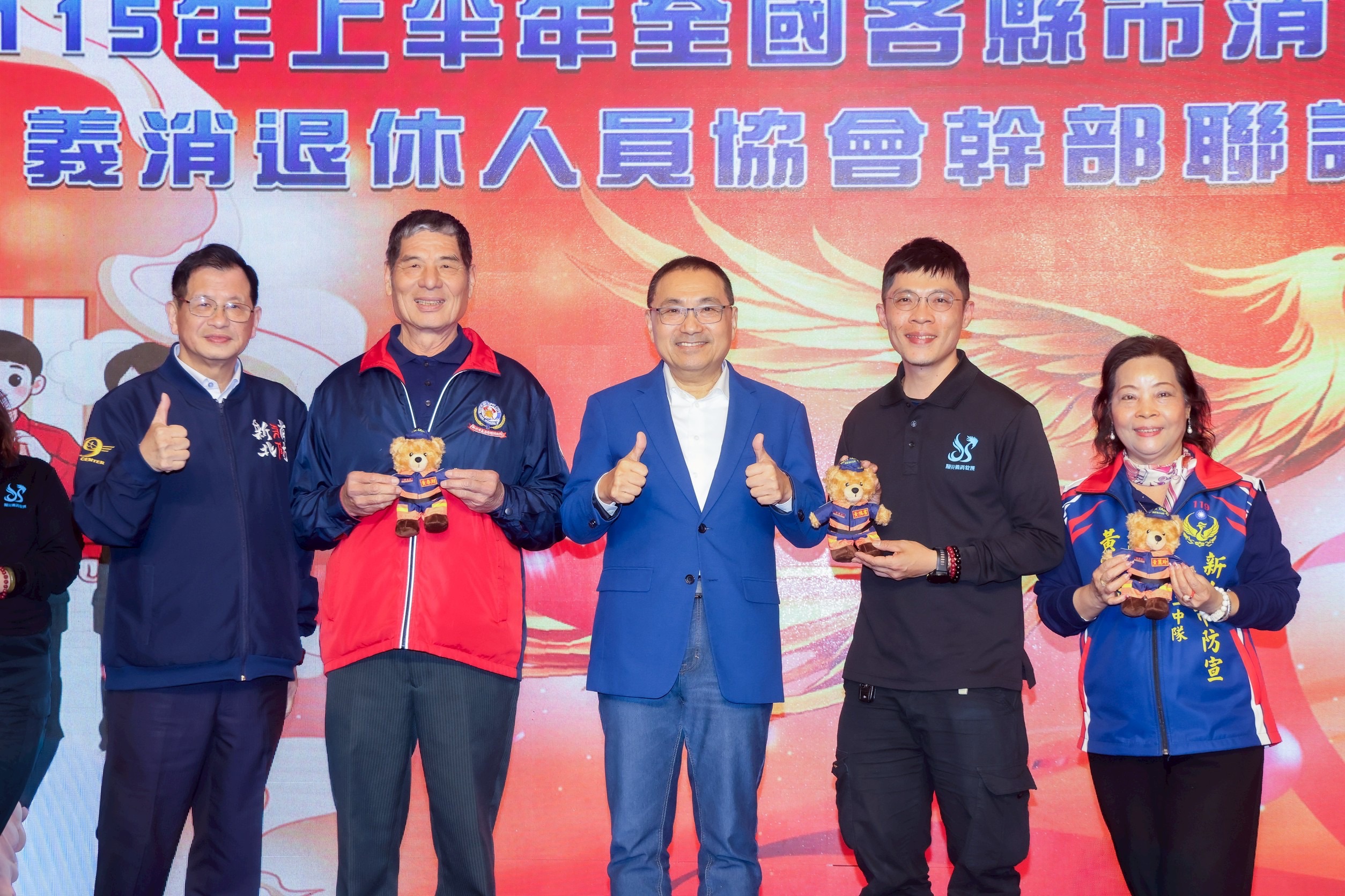 侯友宜表揚「消防家族貢獻獎」人員，肯定守護城市的精神代代相傳。