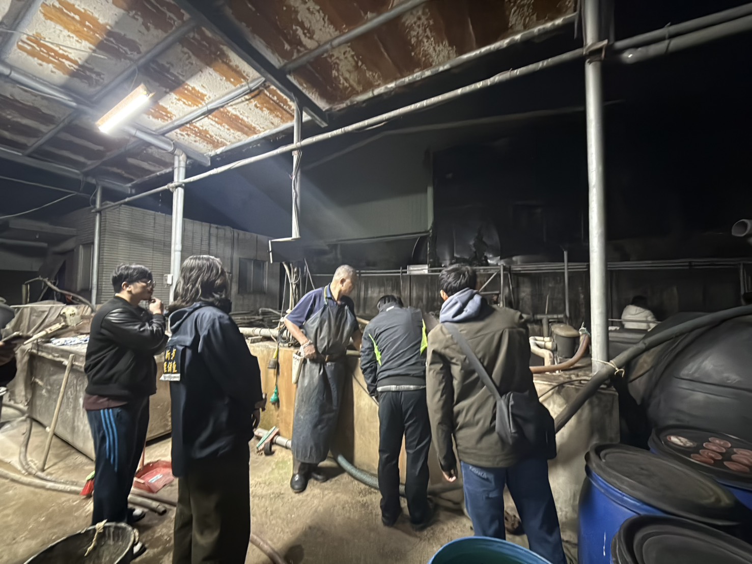 稽查人員於廠內勘查