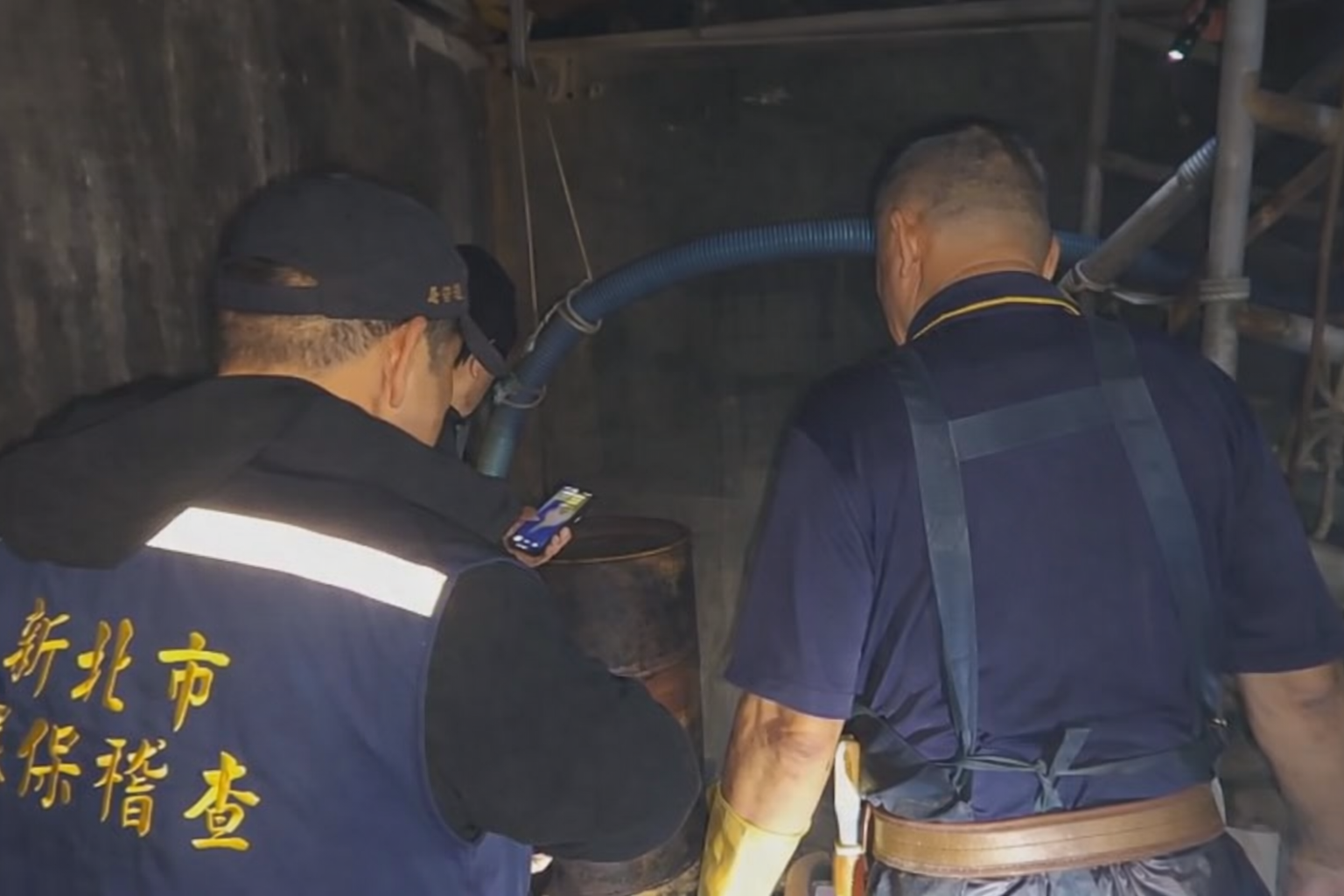 環保局人員會同業者確認繞流排放專管