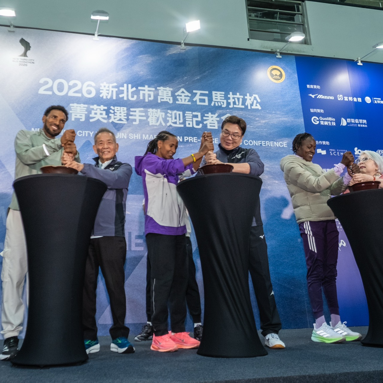 新北市萬金石馬拉松邀請國際菁英跑者體驗客家擂茶文化感受臺灣熱情