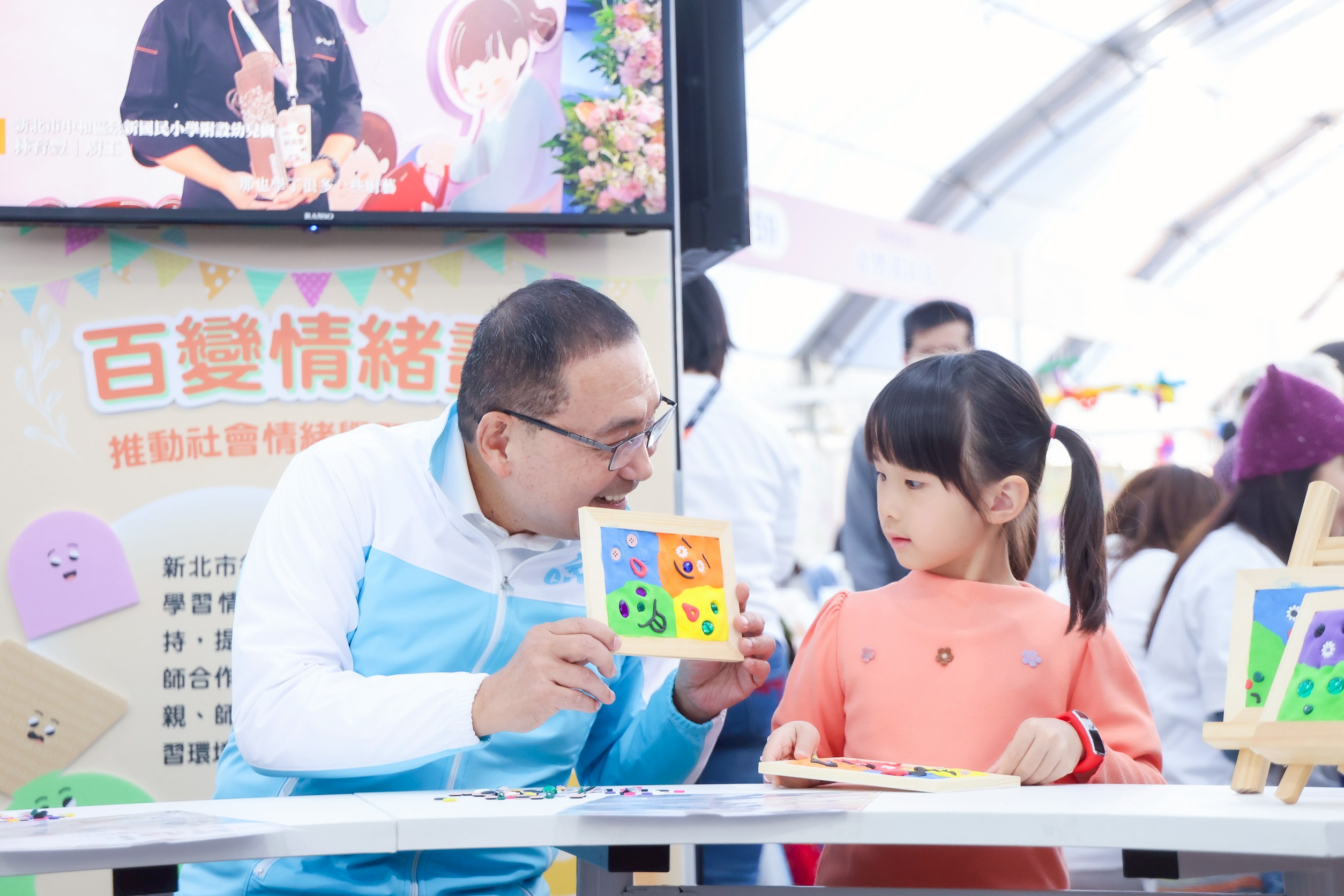 市府與幼教團體並肩作戰，在優化設施設備上，也打造19座幼兒園特色遊戲場，讓孩子在優質的環境下快樂學習、安心成長。