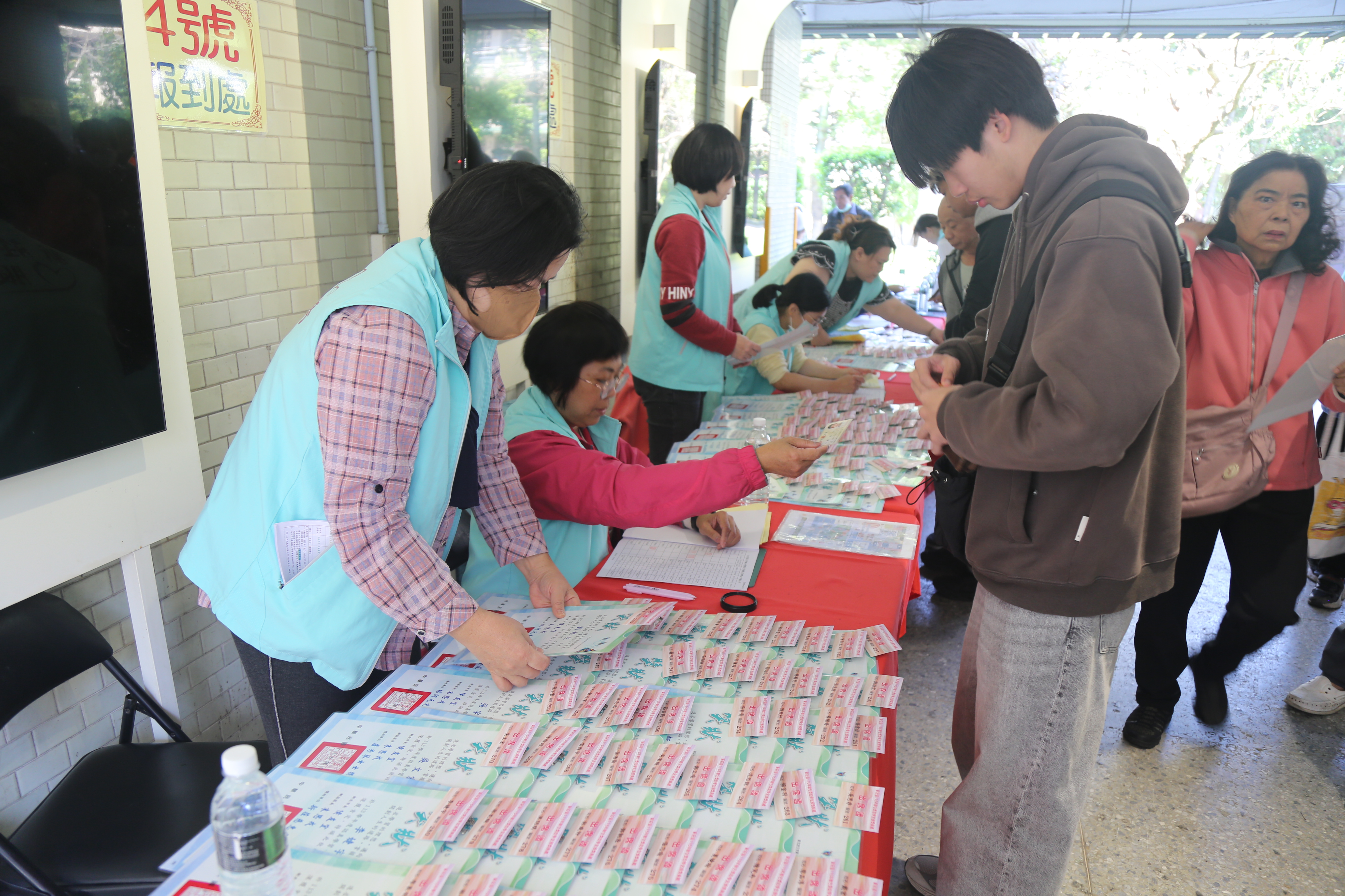 領獎前獲獎學生報到情形