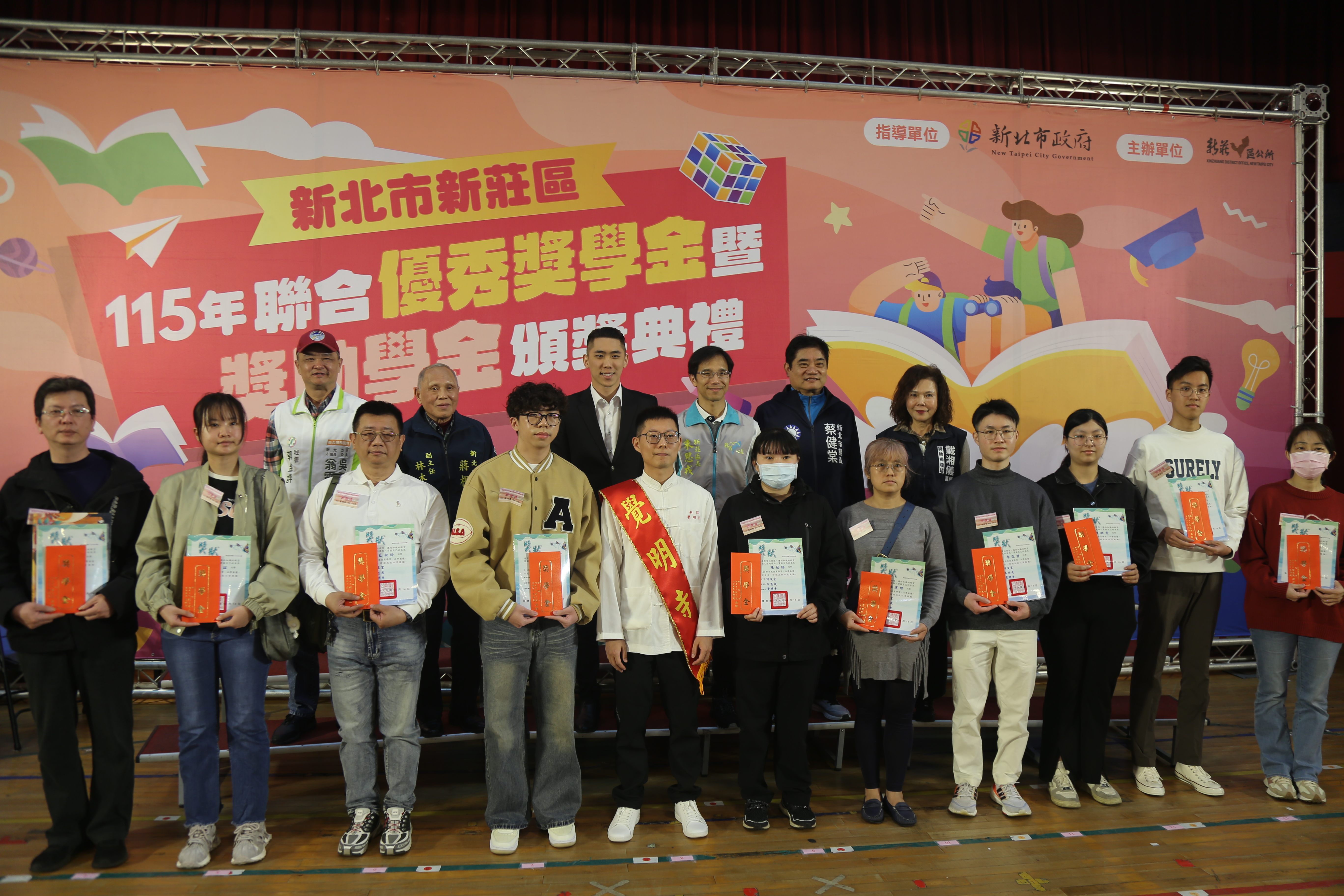 民意代表及捐贈單位與獲獎學生合影