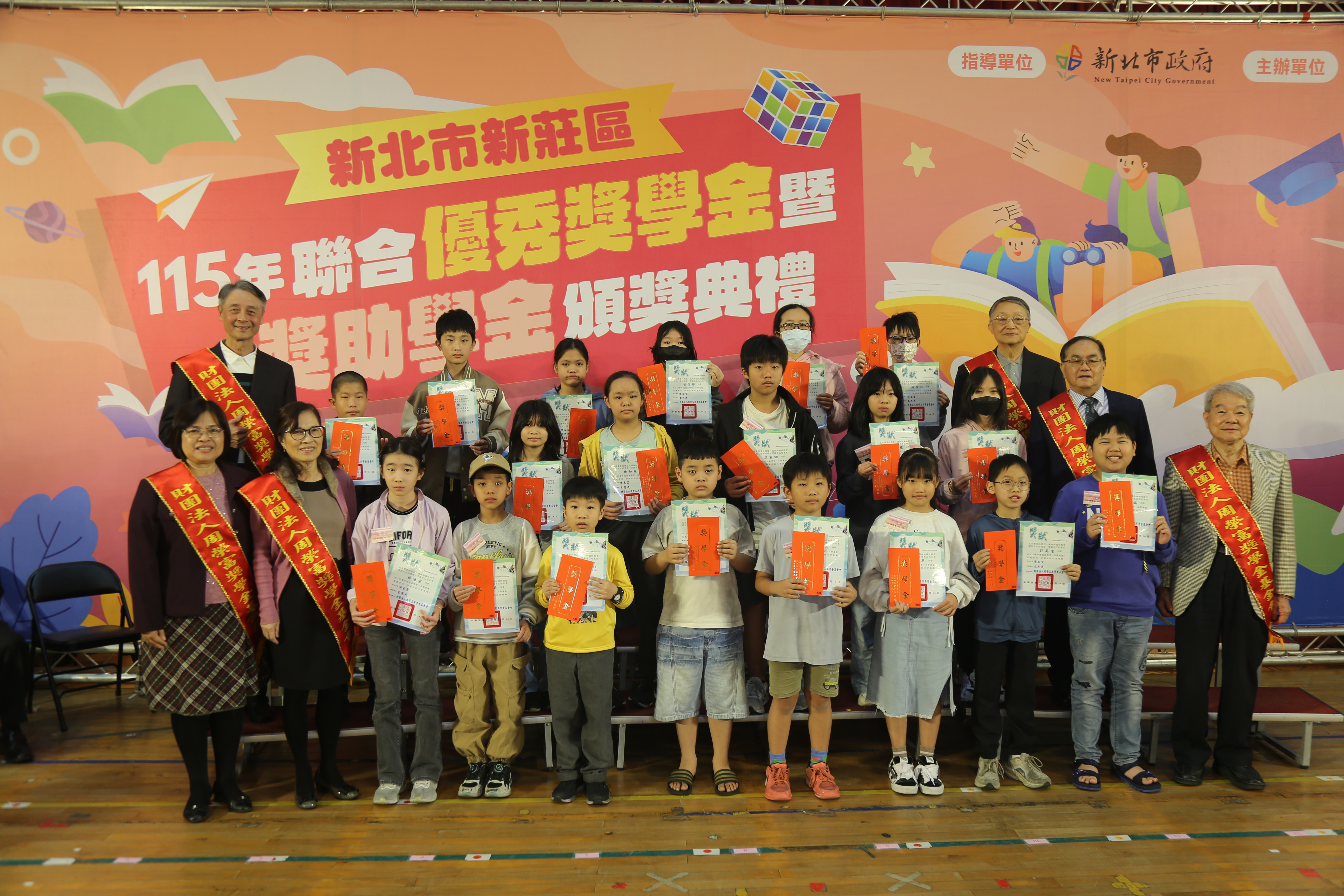 捐贈單位與獲獎同學合影