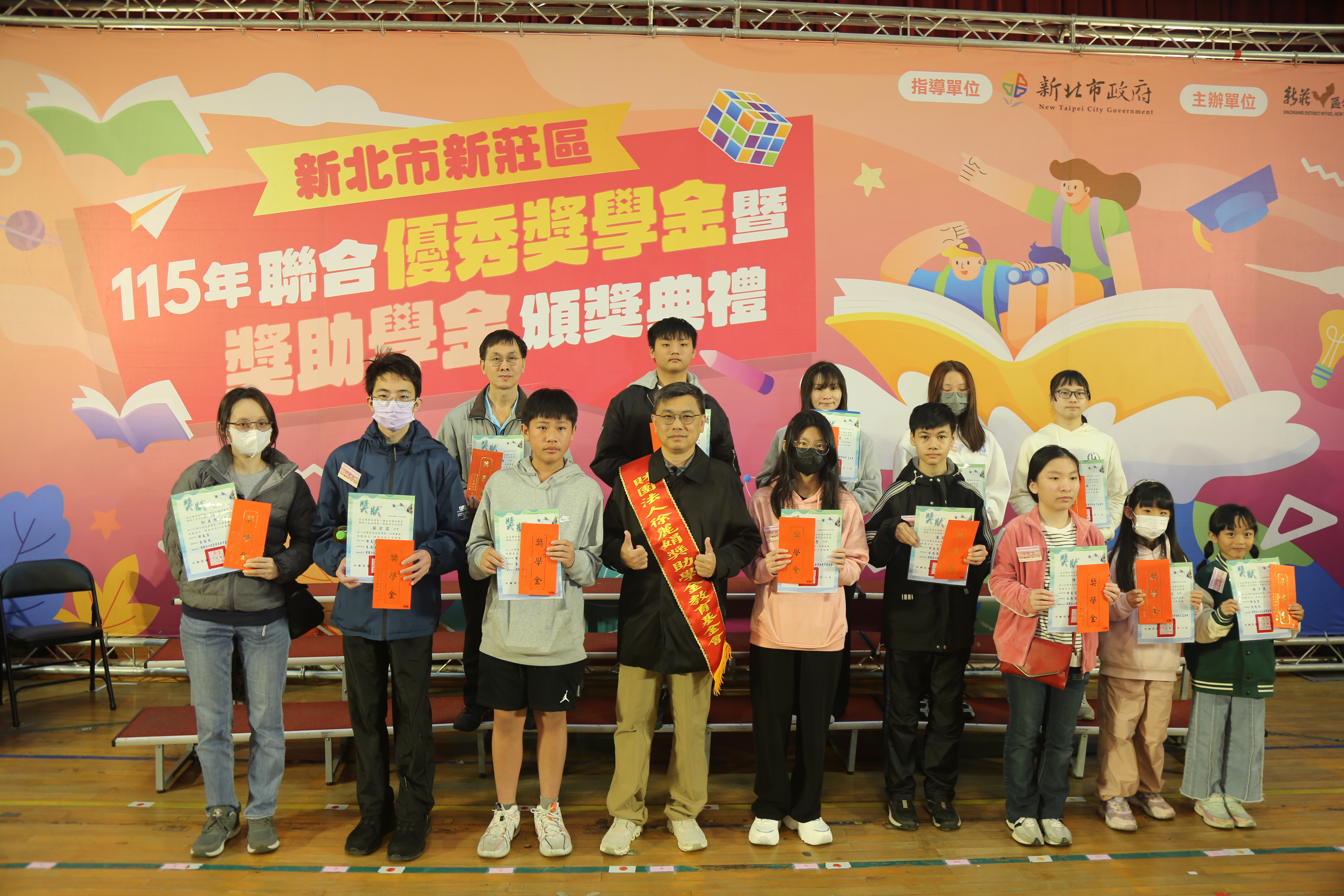 捐贈單位與獲獎同學合影