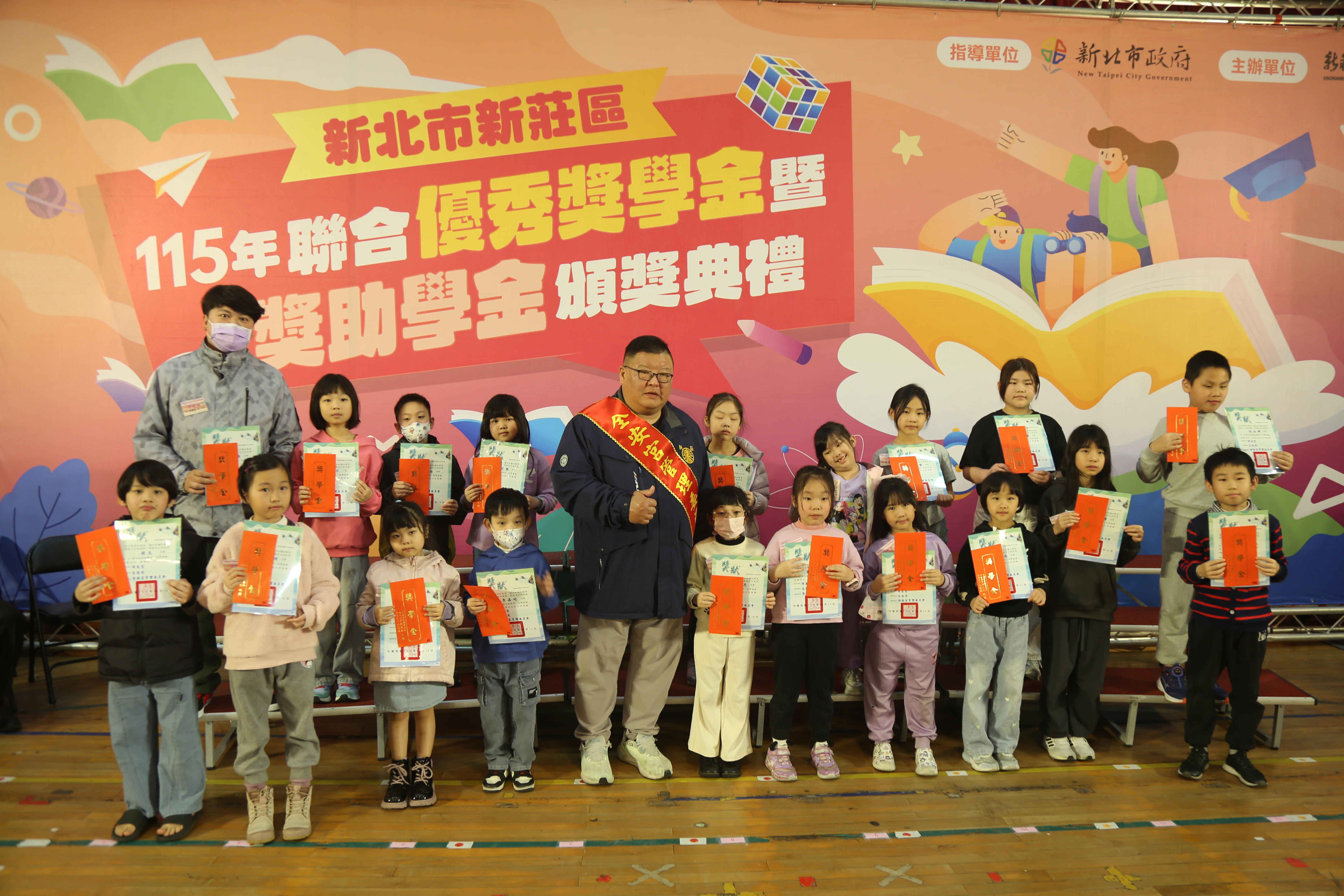 捐贈單位與獲獎同學合影