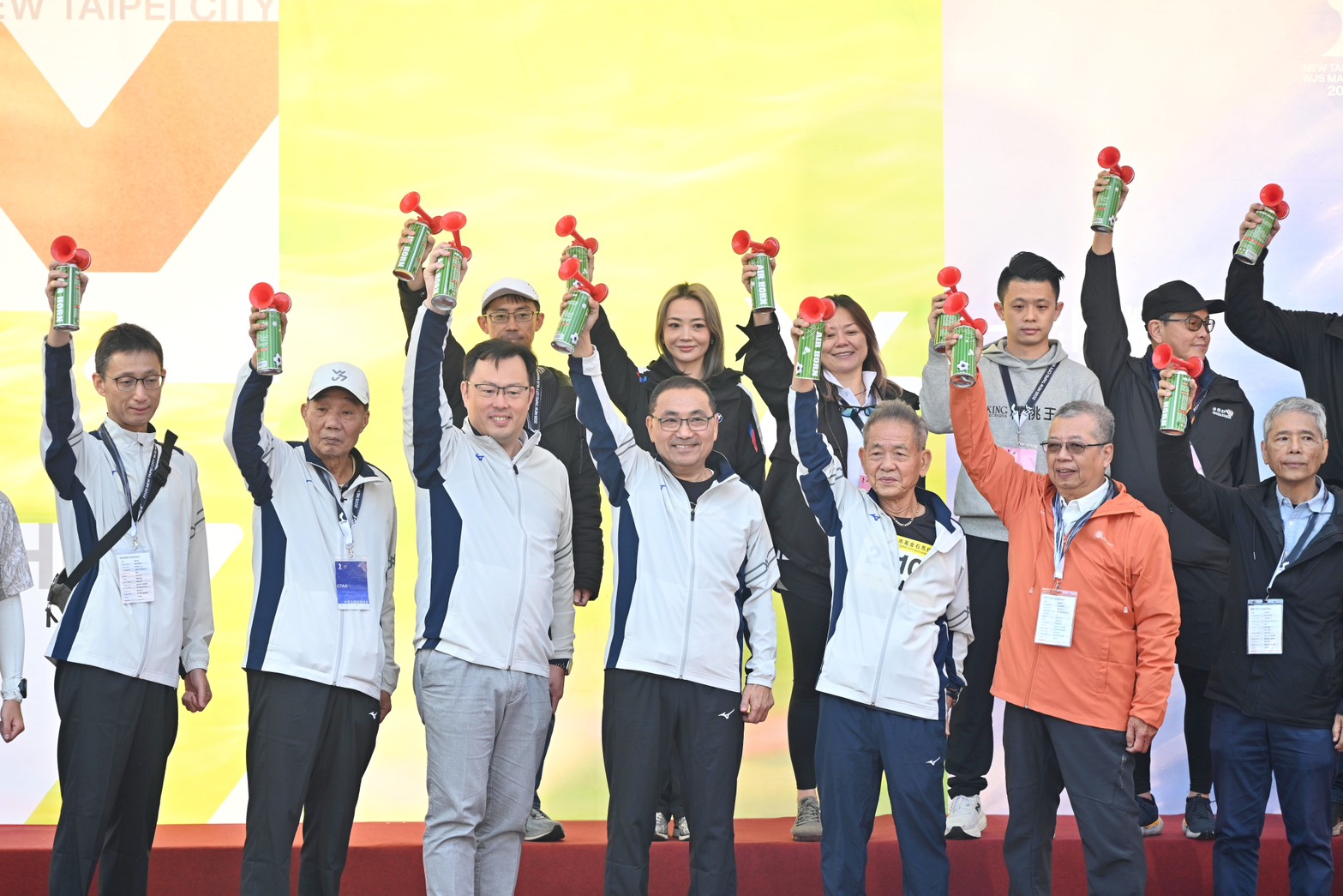 侯友宜為超過1萬2,000名跑者賽事鳴笛起跑