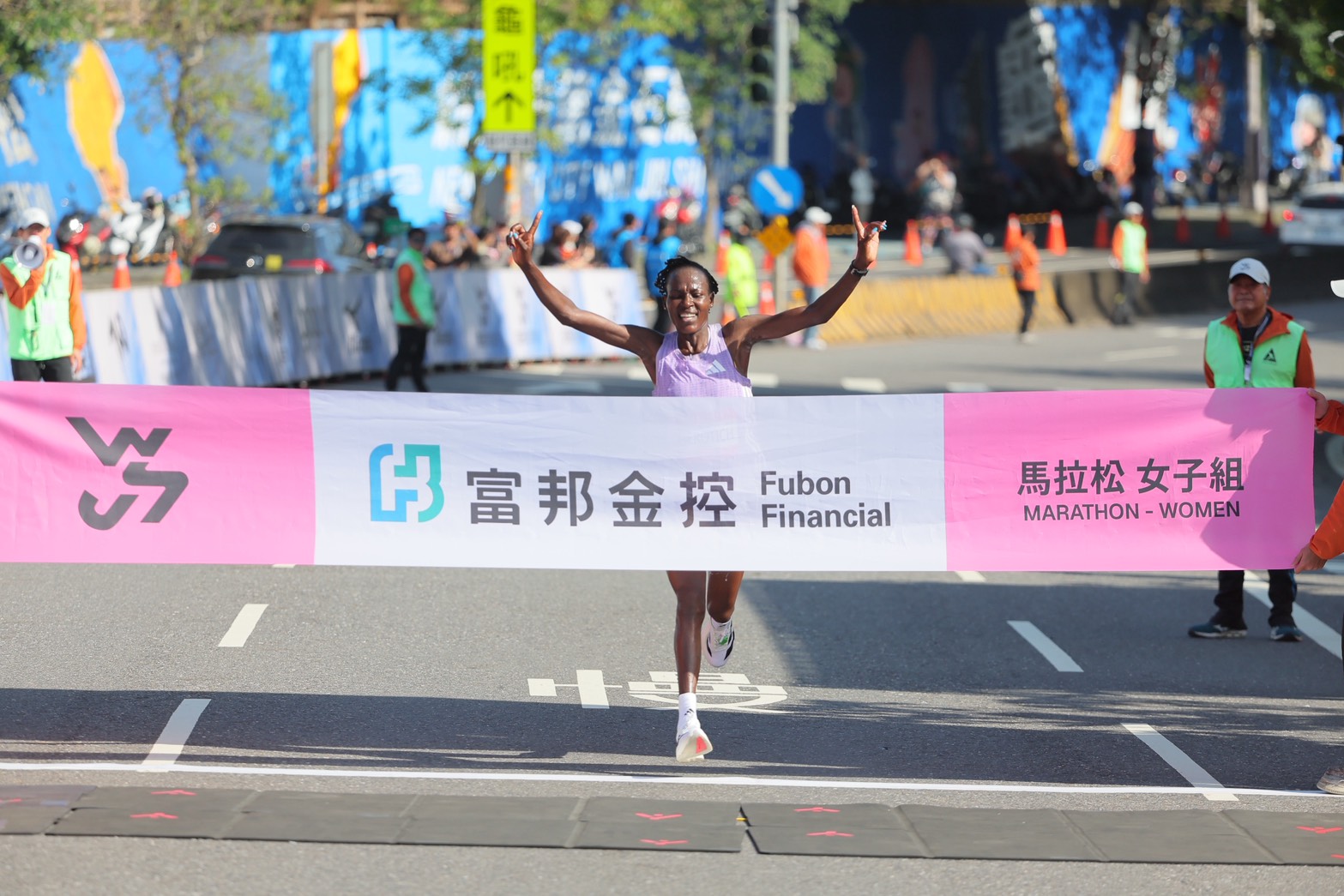 2026新北市萬金石馬拉松，馬拉松女子組肯亞Catherine CHEROTICH，以2小時32分32秒，率先衝線。