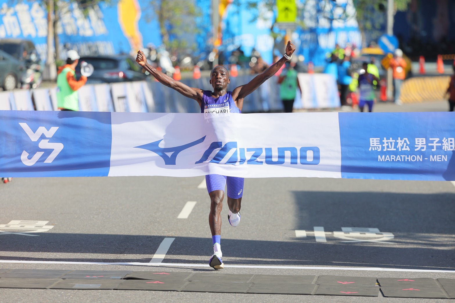 2026新北市萬金石馬拉松，馬拉松男子組肯亞Enock ONCHARI，以2小時12分46秒，奪下冠軍。