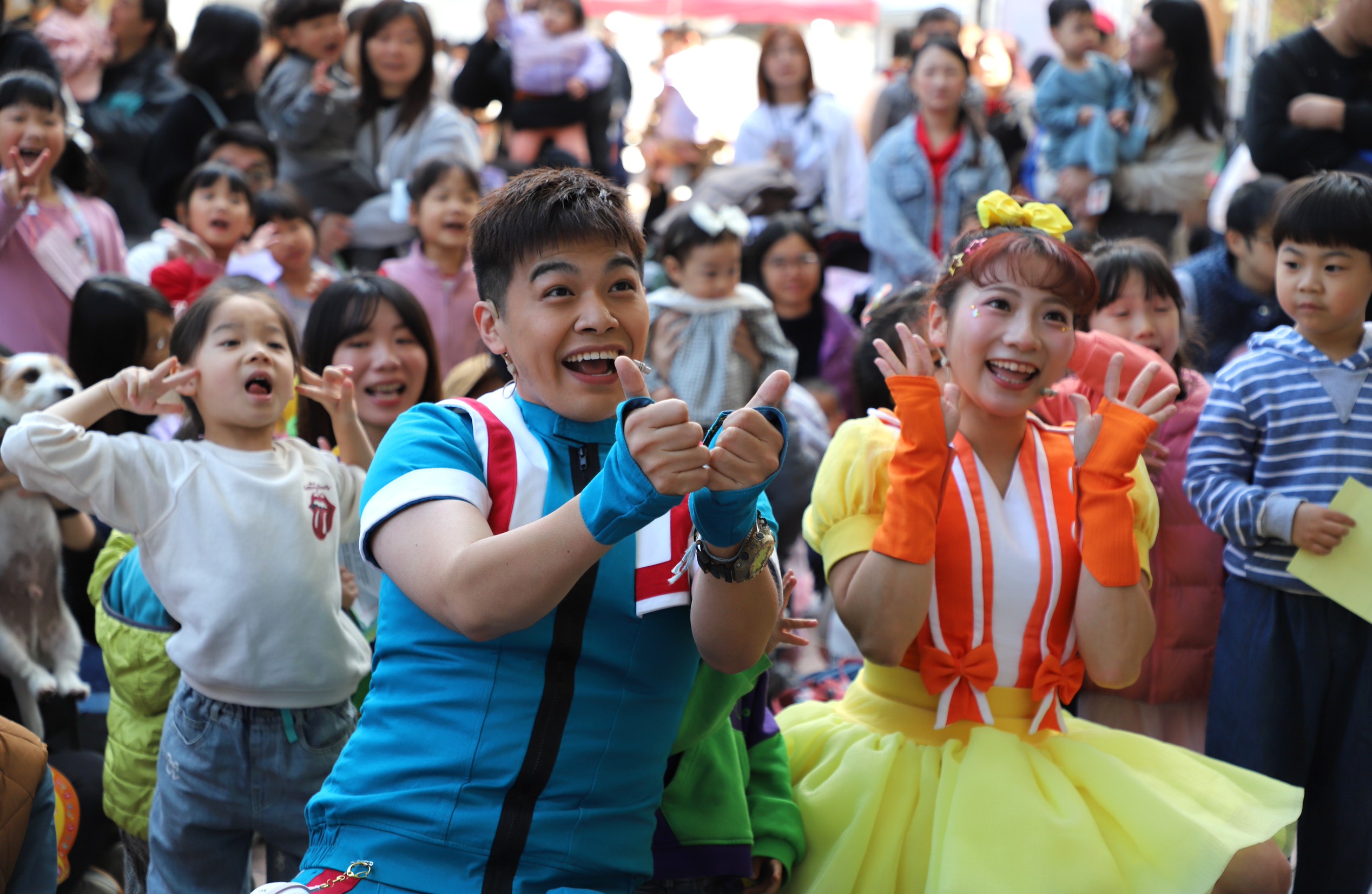 MOMO哥哥姐姐活力帶動唱，孩子們隨著音樂又唱又跳