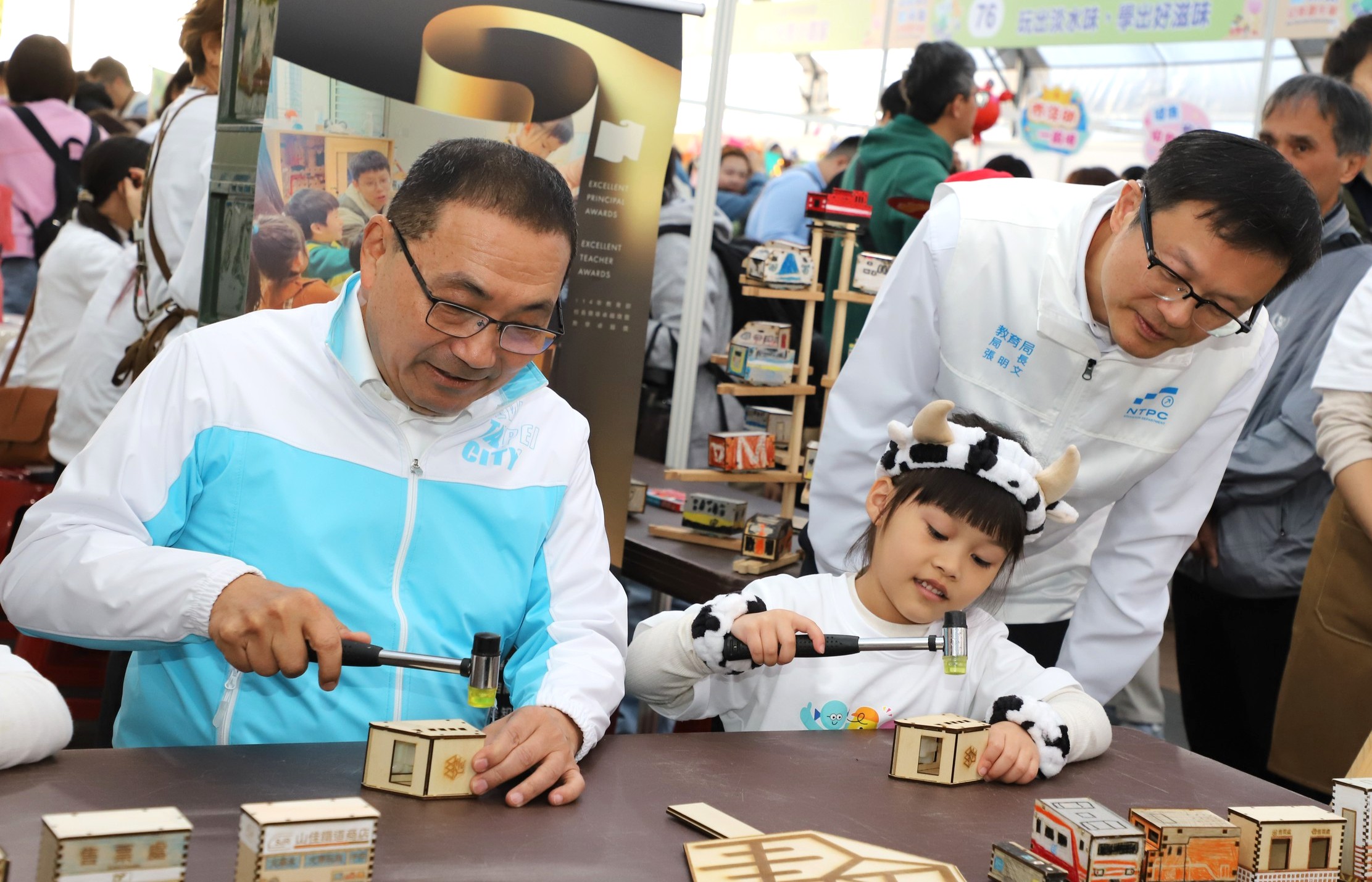 市長到山佳國小進行火車模型組裝體驗