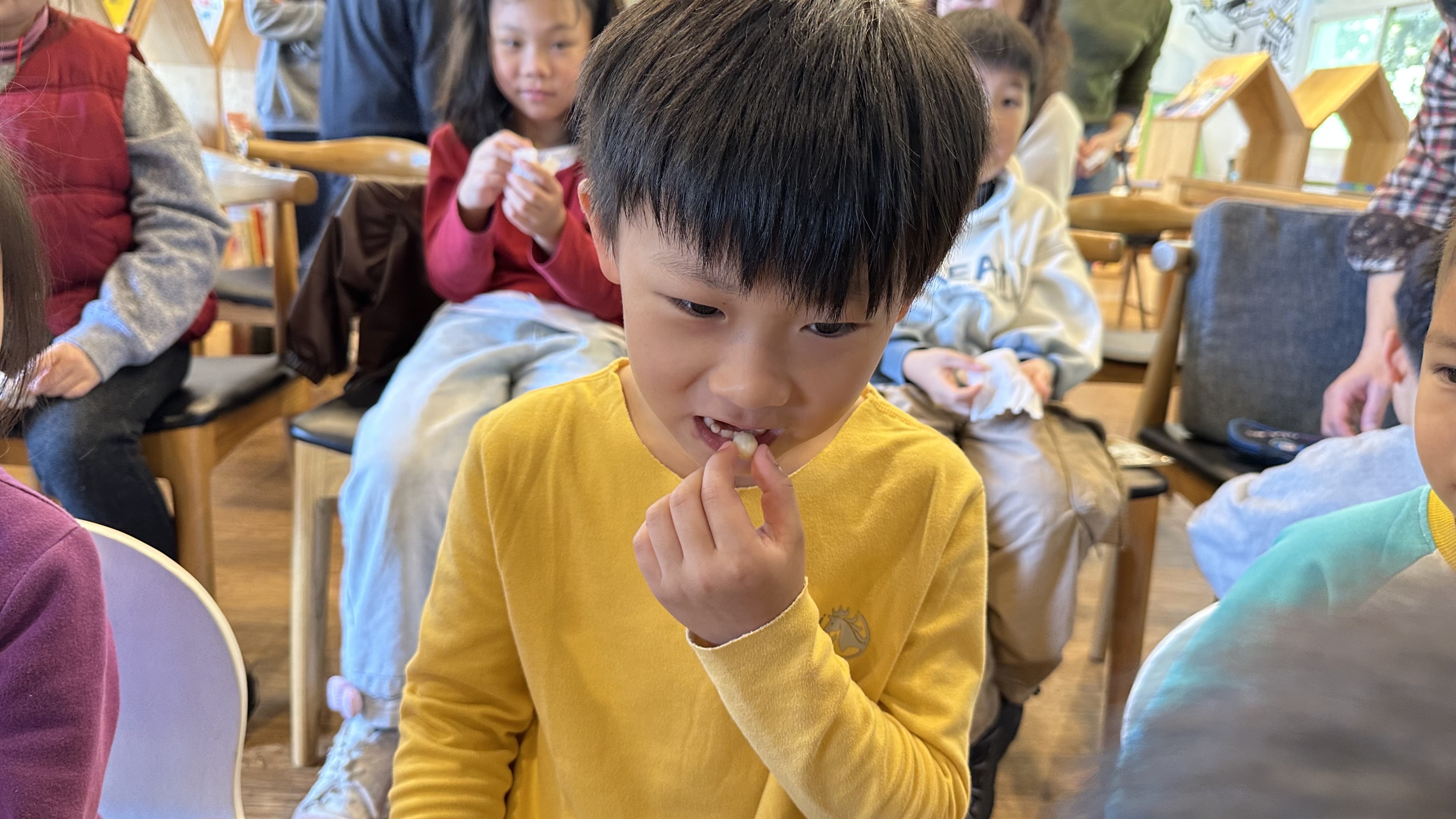 ▲小朋友試吃火蔥，吃了一口之後就停不下來地想吃！(圖/新北市政府原民局提供)