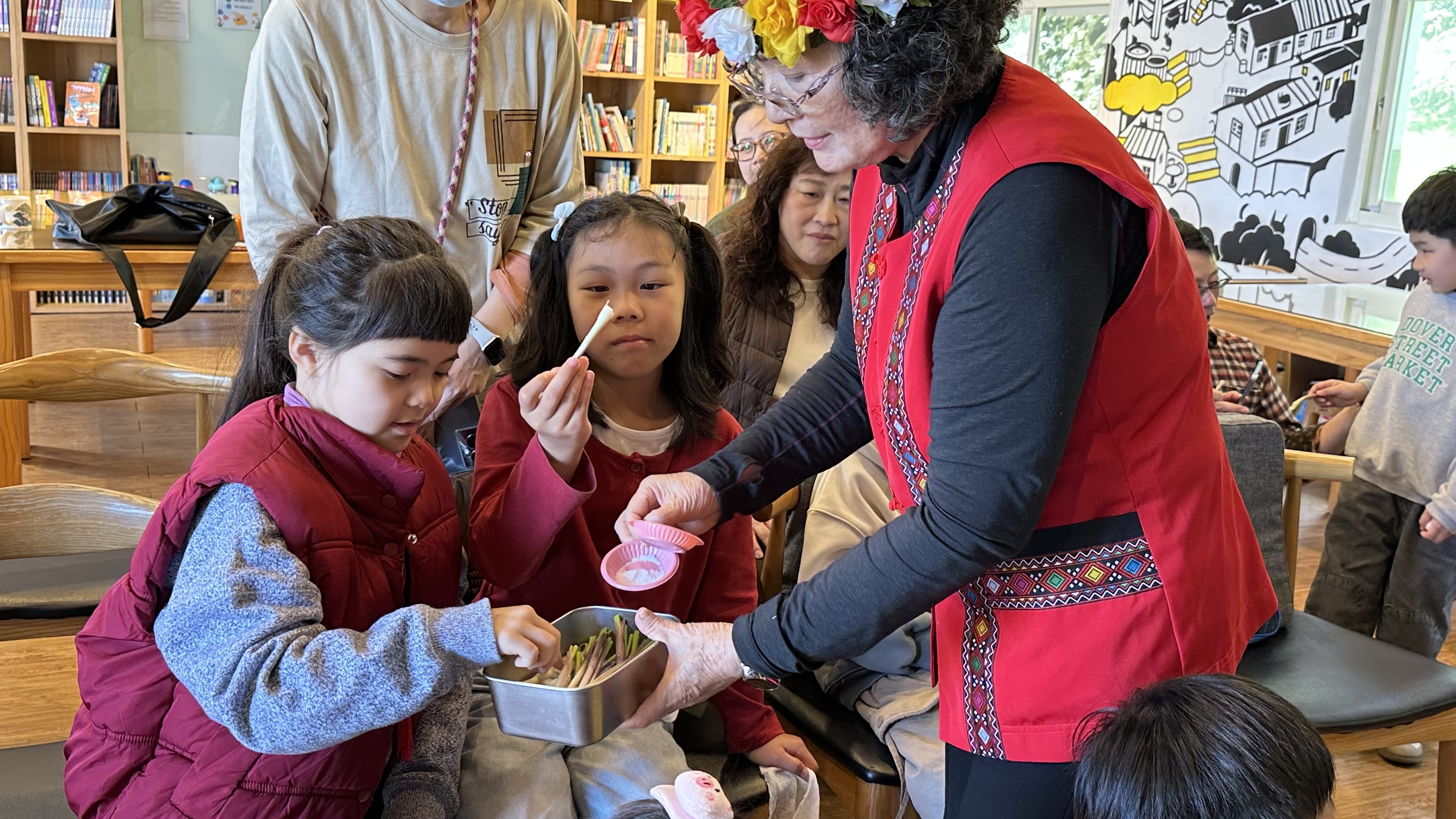 ▲小朋友們躍躍欲試，有鹽巴也有醬油，都很好吃！(圖/新北市政府原民局提供)