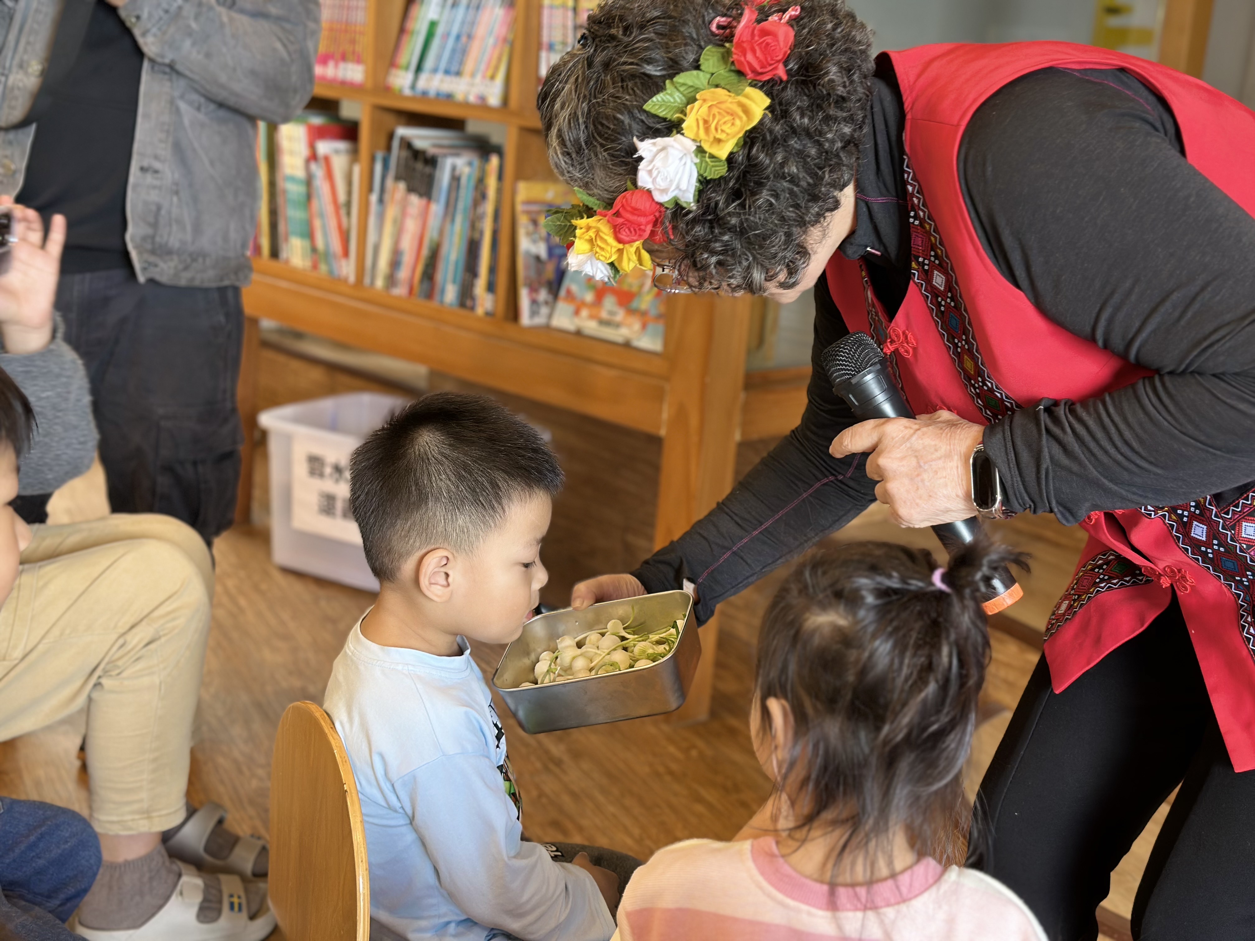 ▲小朋友聞了聞，說：有蔥的味道！(圖/新北市政府原民局提供)