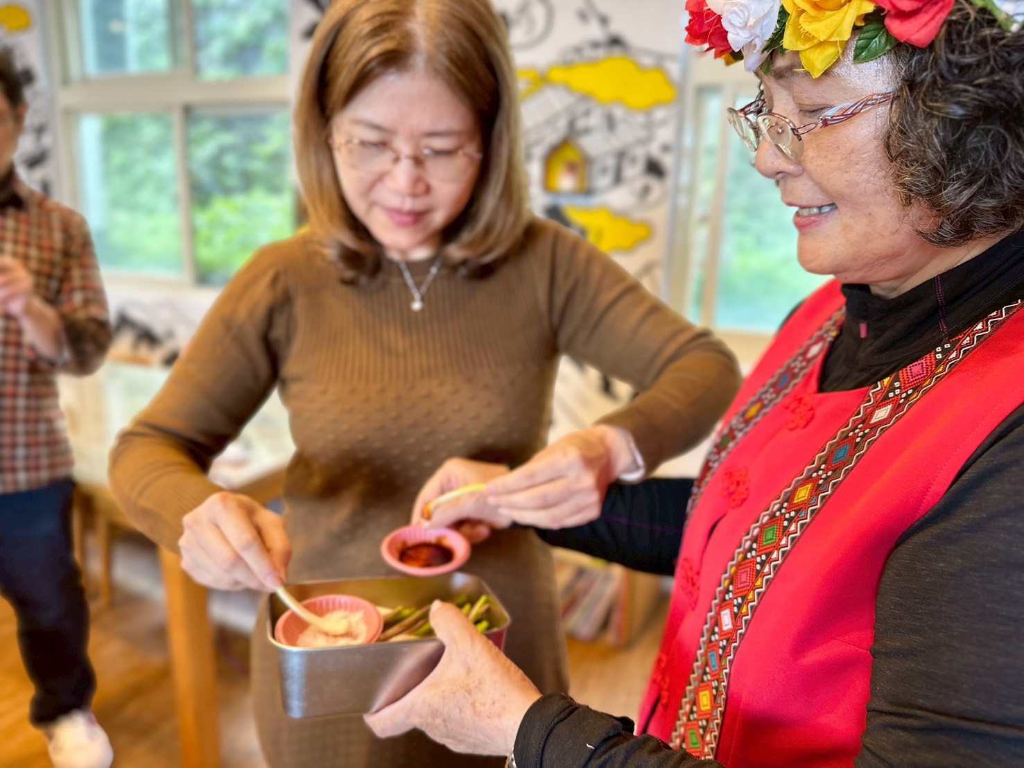 ▲濂洞國小黃恕懿校長排第一位嘗試，說：哇～好甜喔！(圖/新北市政府原民局提供)